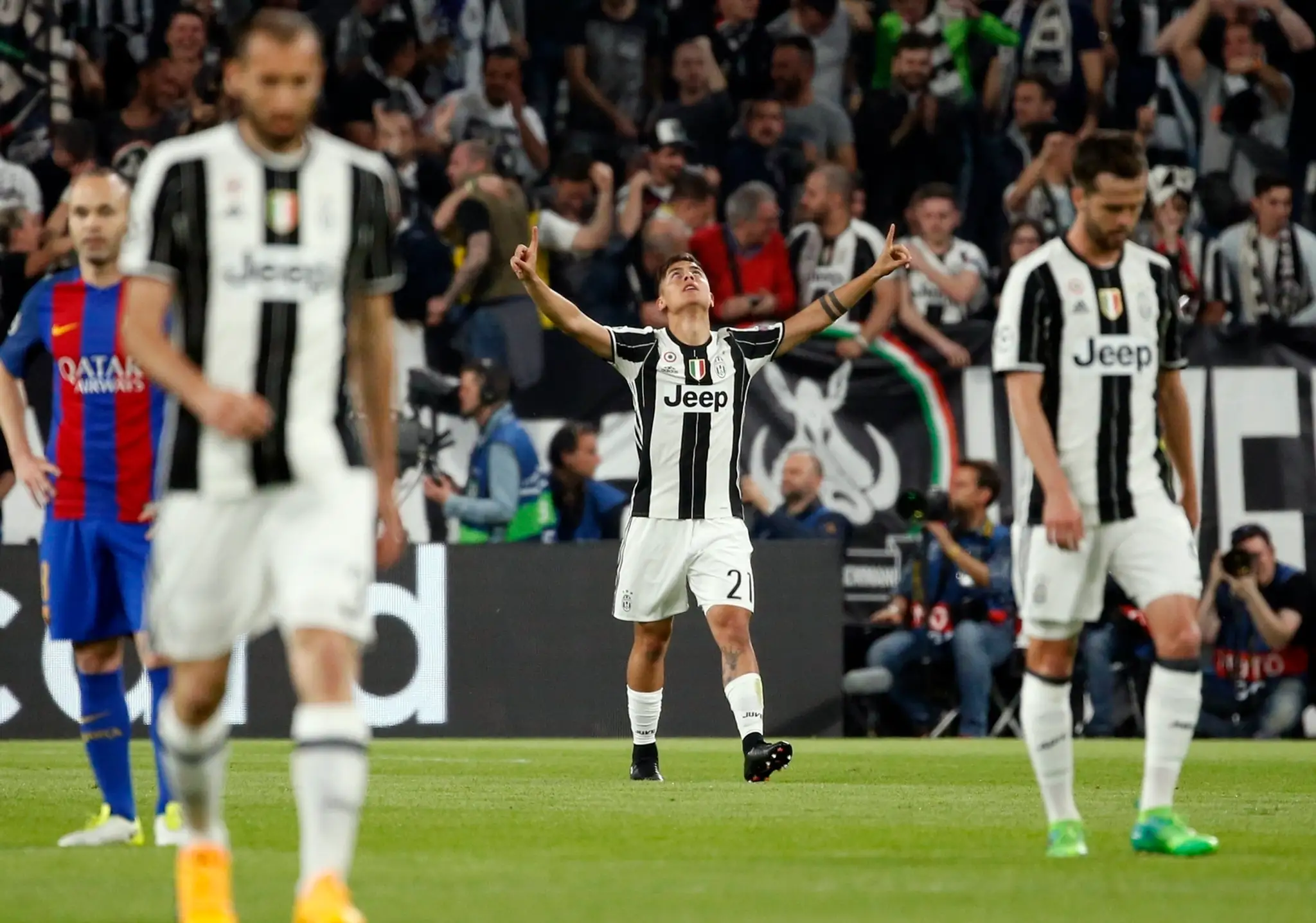 Útočník Juventusu Paulo Dybala ďakuje nebesám za gól vo štvrťfinále LM proti Barcelone.