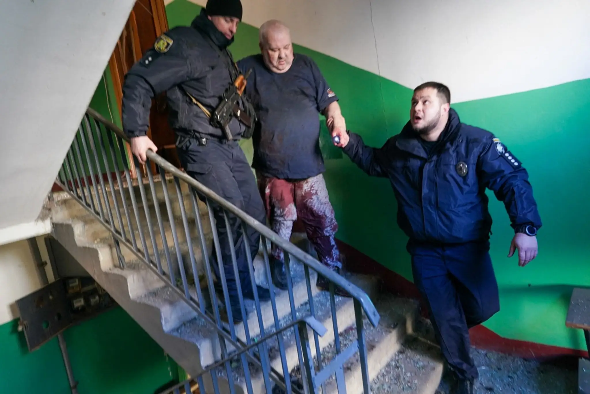 Policajti pomáhajú zranenému mužovi
