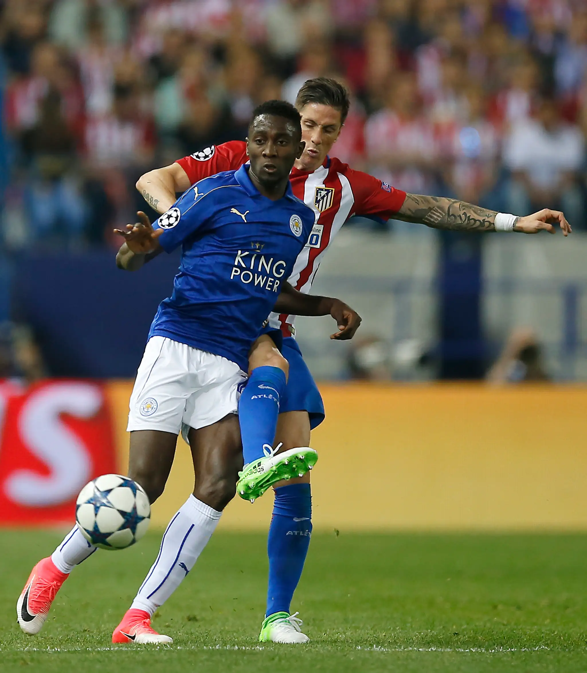 Wilfred Ndidi z Leicestru sa snaží zakryť si loptu pred Fernandom Torresom z Atlética vo štvrťfinále LM.