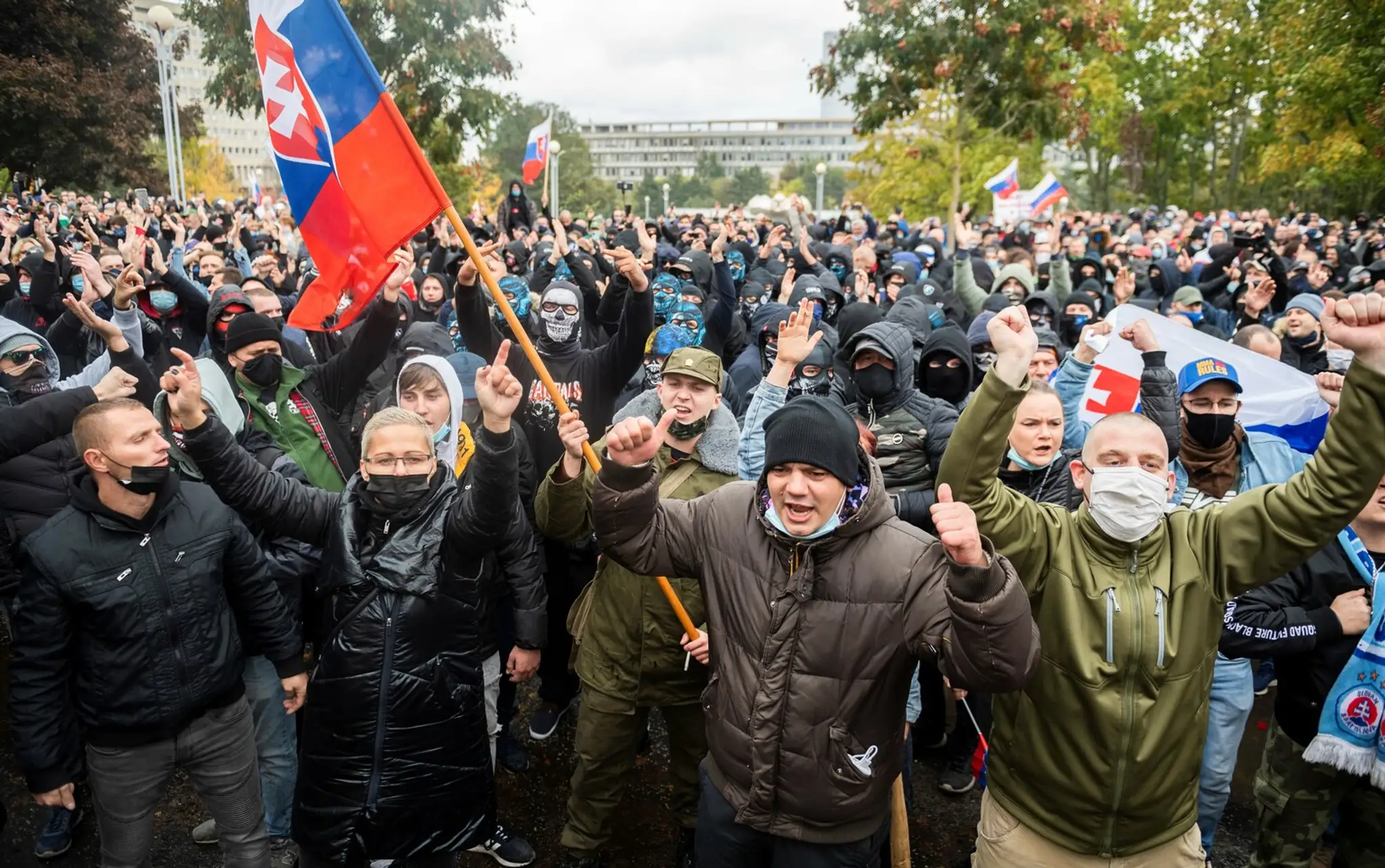 Polícia pátra po deťoch, ktoré kričali vulgárne heslá a ich rodičoch.