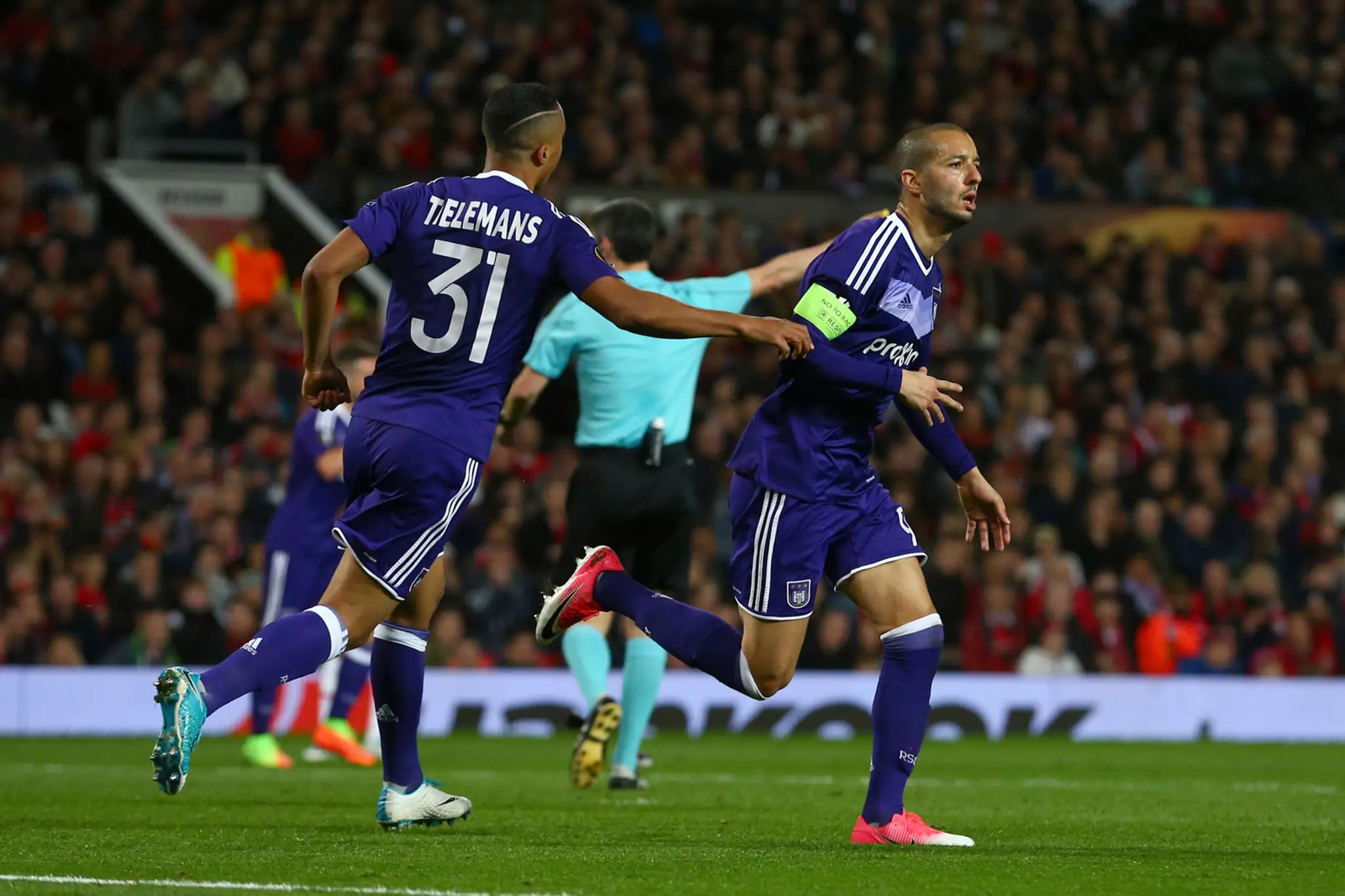 Sofiane Hanni z Anderlechtu sa teší z gólu v odvete štvrťfinále EL proti ManUtd.