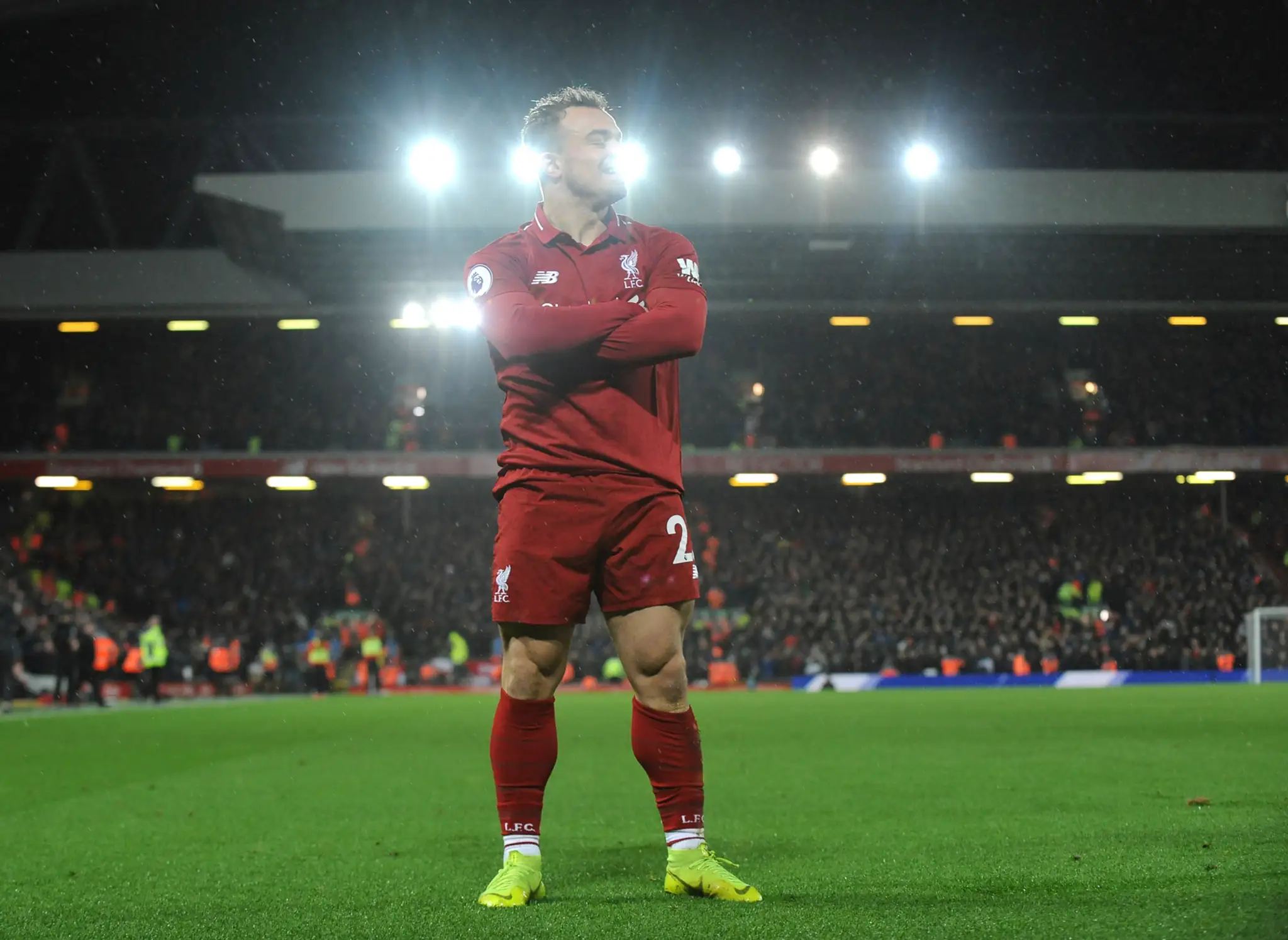 Xherdan Shaqiri z Liverpoolu oslavuje gól proti Manchesteru United.