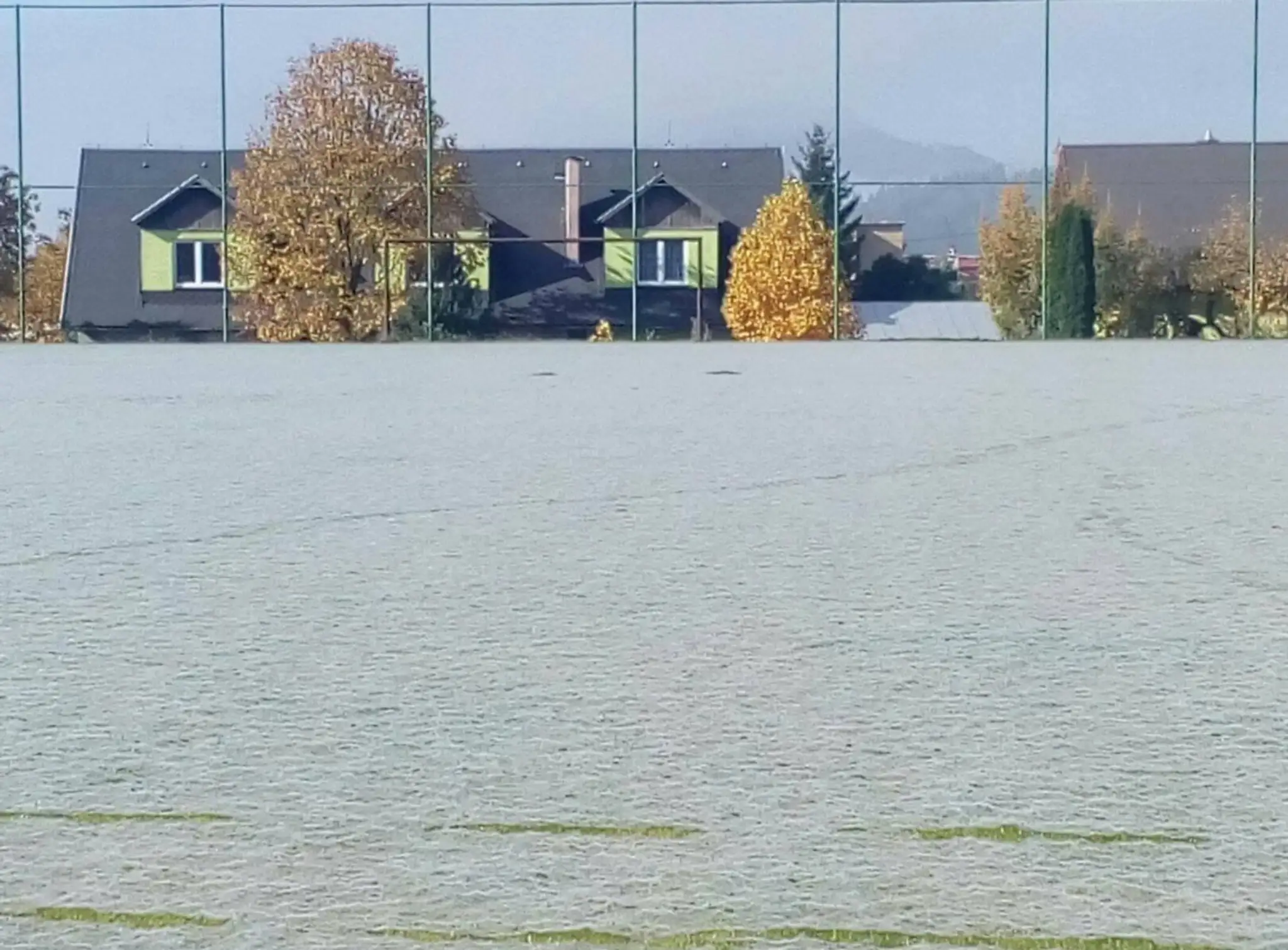 Ihrisko vyzerá ako ľadová plocha.