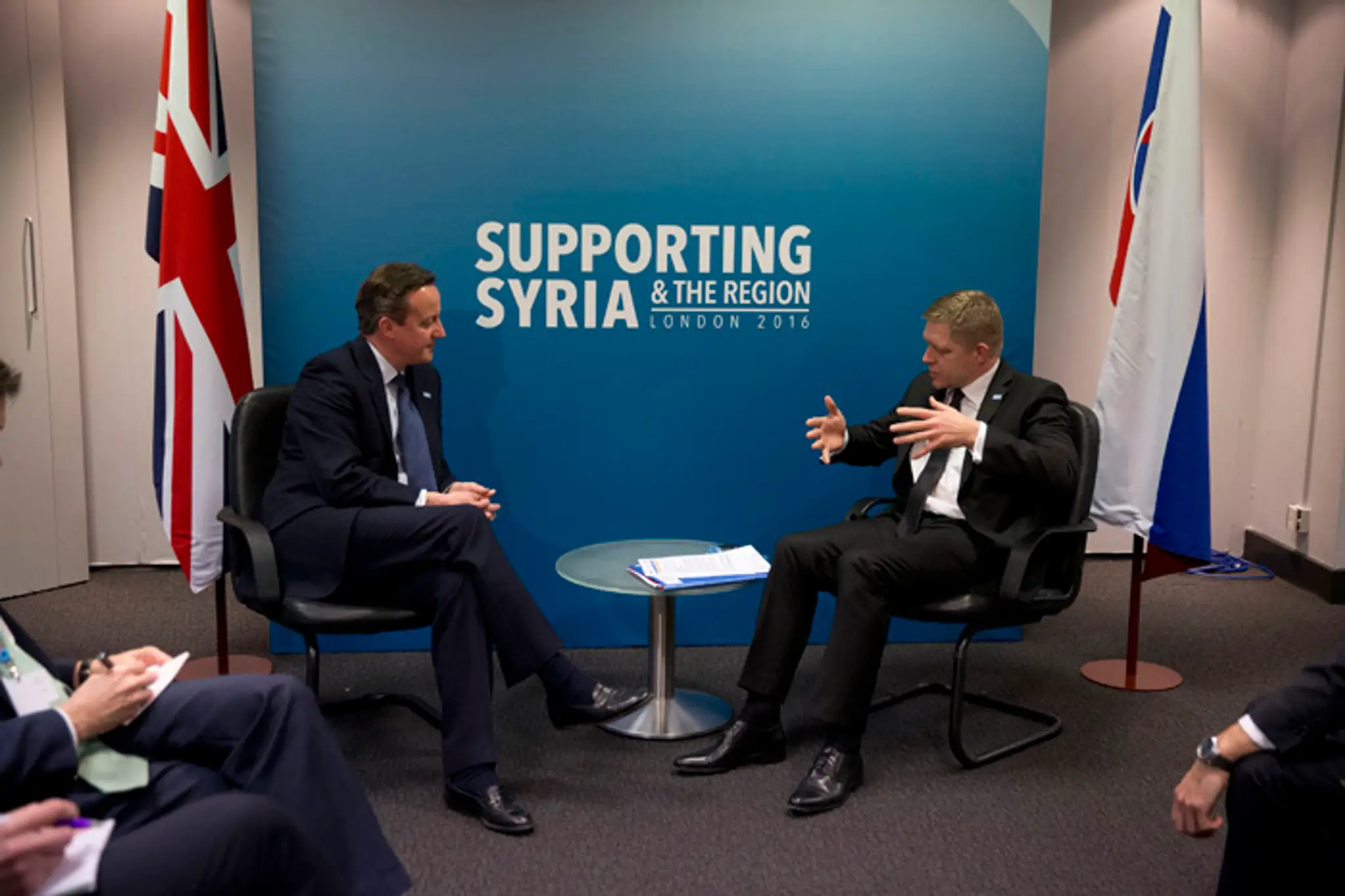 Premiér Robert Fico sa rozpráva s britským ministerským predsedom Davidom Cameronom.