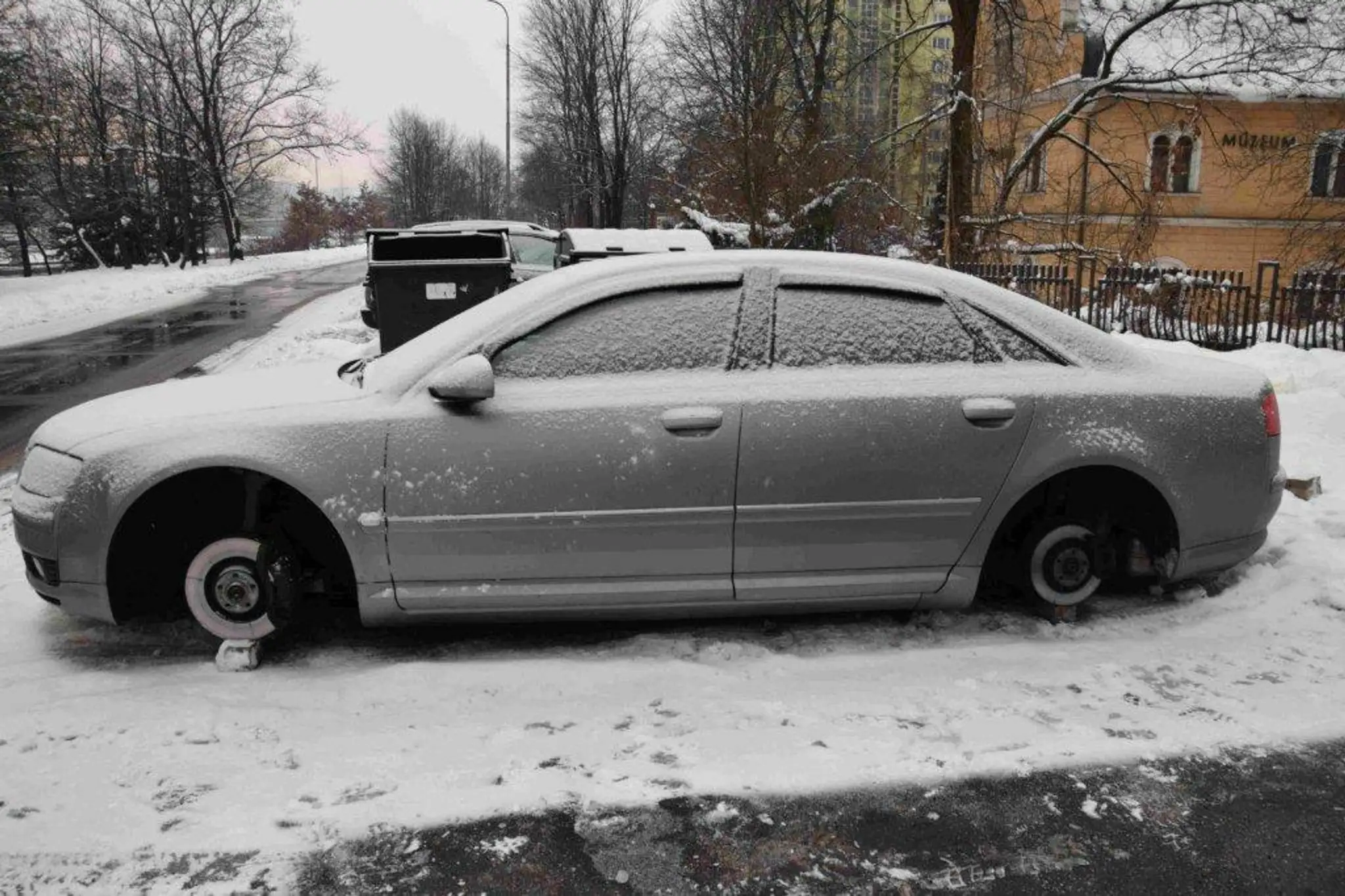 Auto sa poškodilo pádom z betónovej kocky