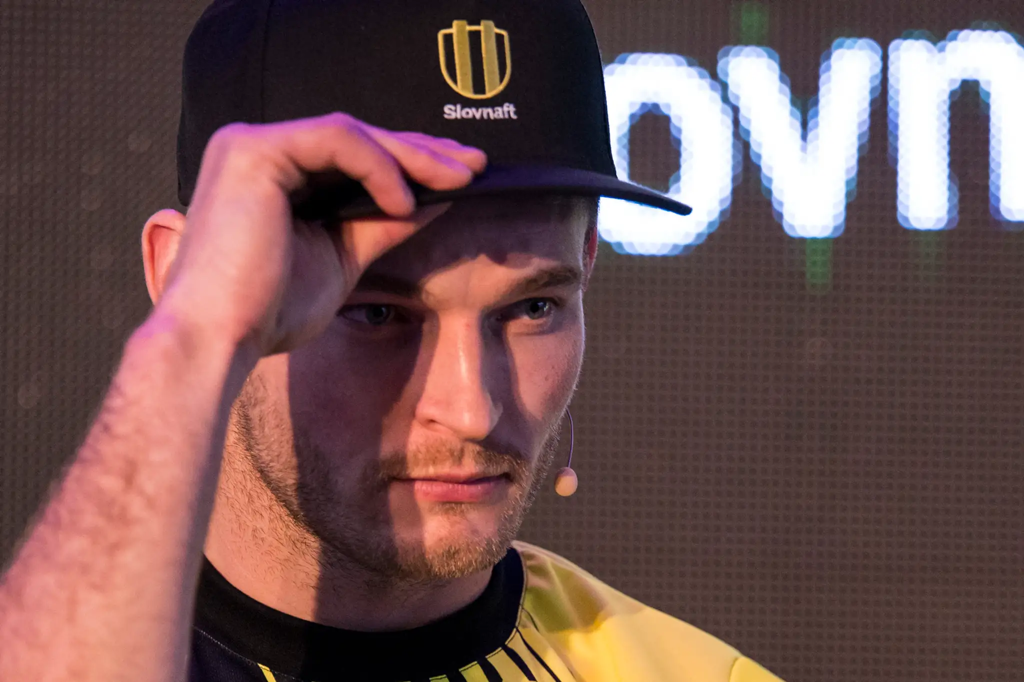 Štefan Svitko počas tlačovej konferencie pred prepravou svojho nového motocykla do dejiska pretekov Rely Dakar 2017.