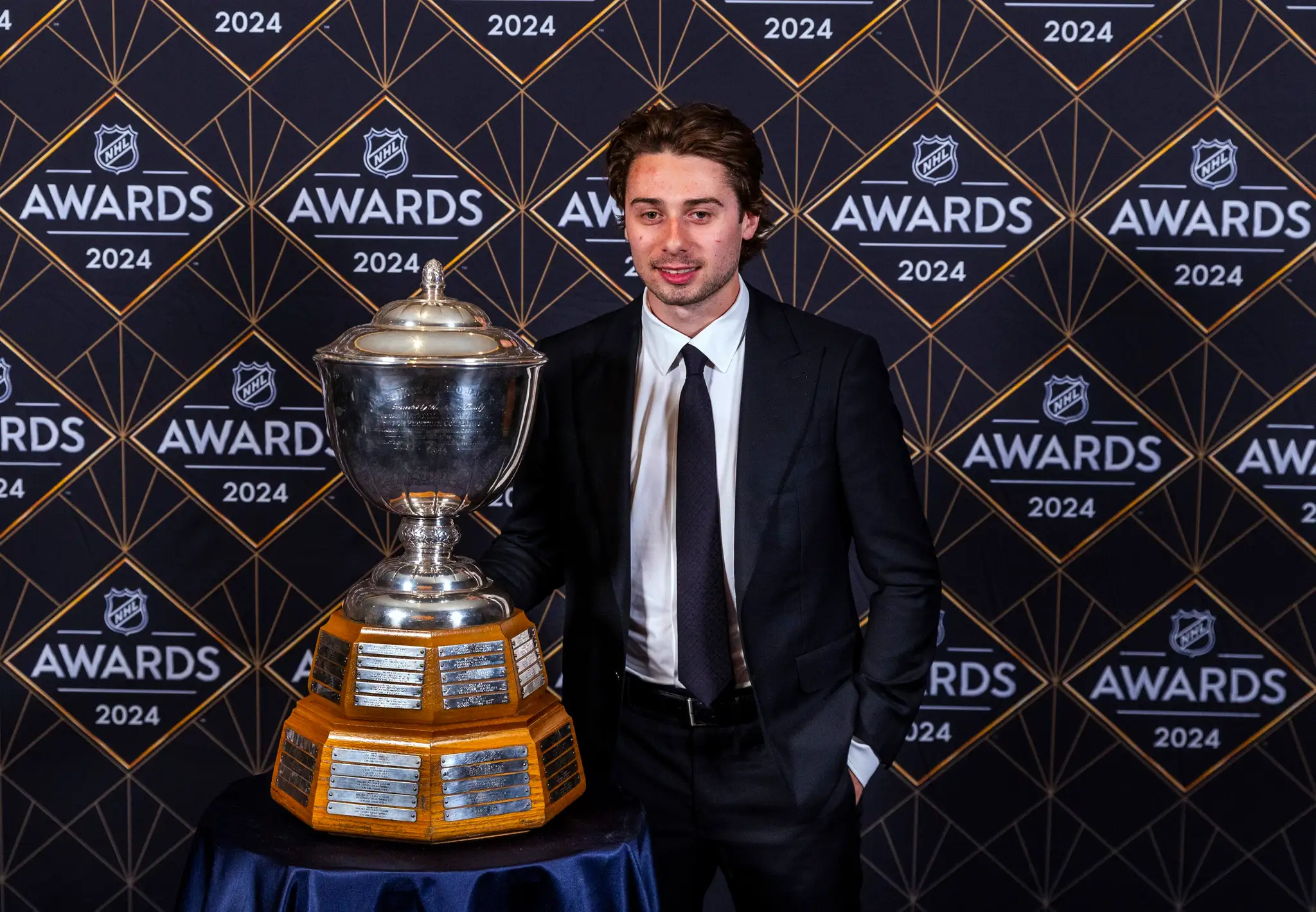 Quinn Hughes s Norrisovou trofejou.
