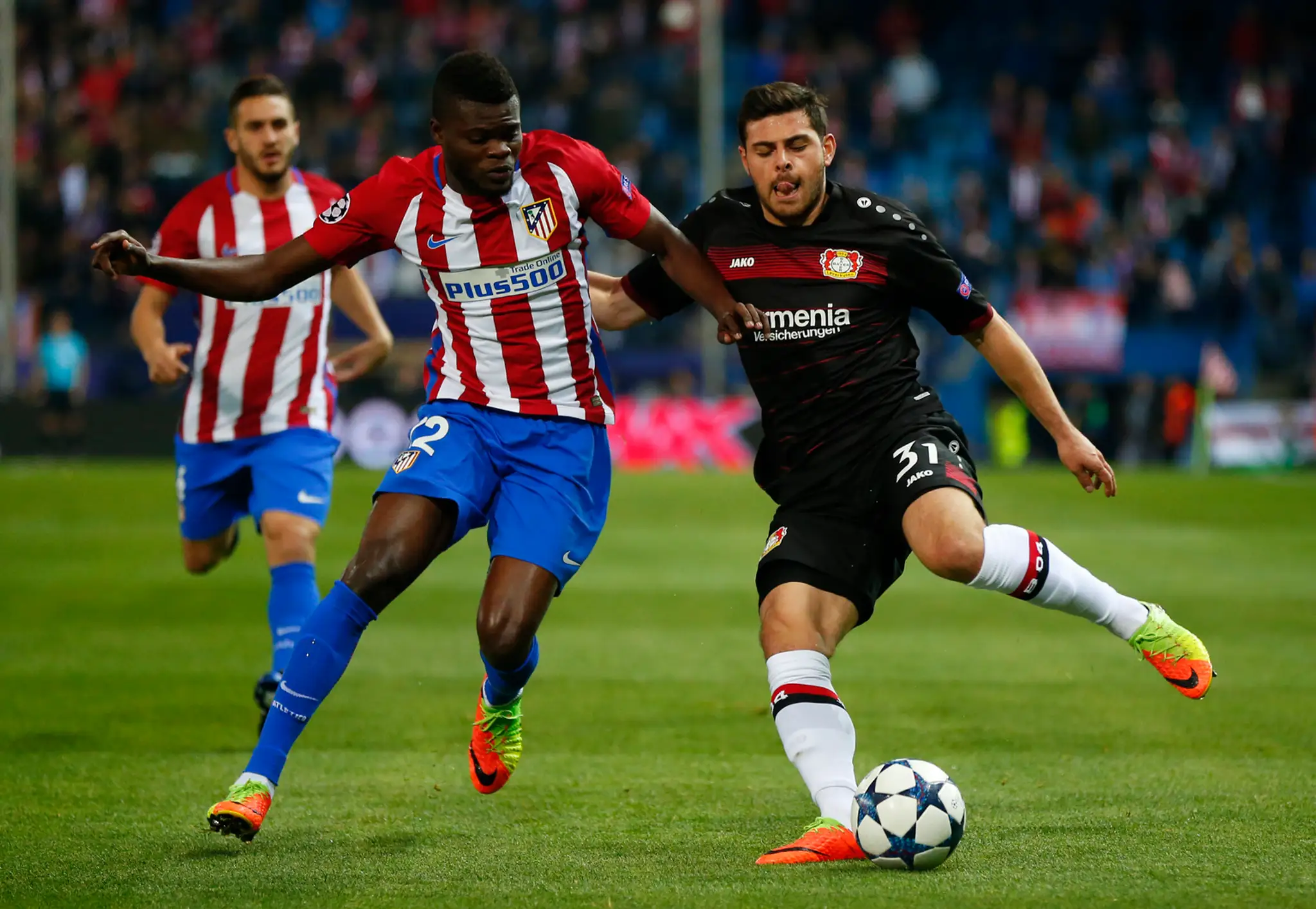 Thomas Partey (vľavo) z Atlética sa snaží zastaviť Kevina Vollanda z Leverkusenu v odvete osemfinále LM.