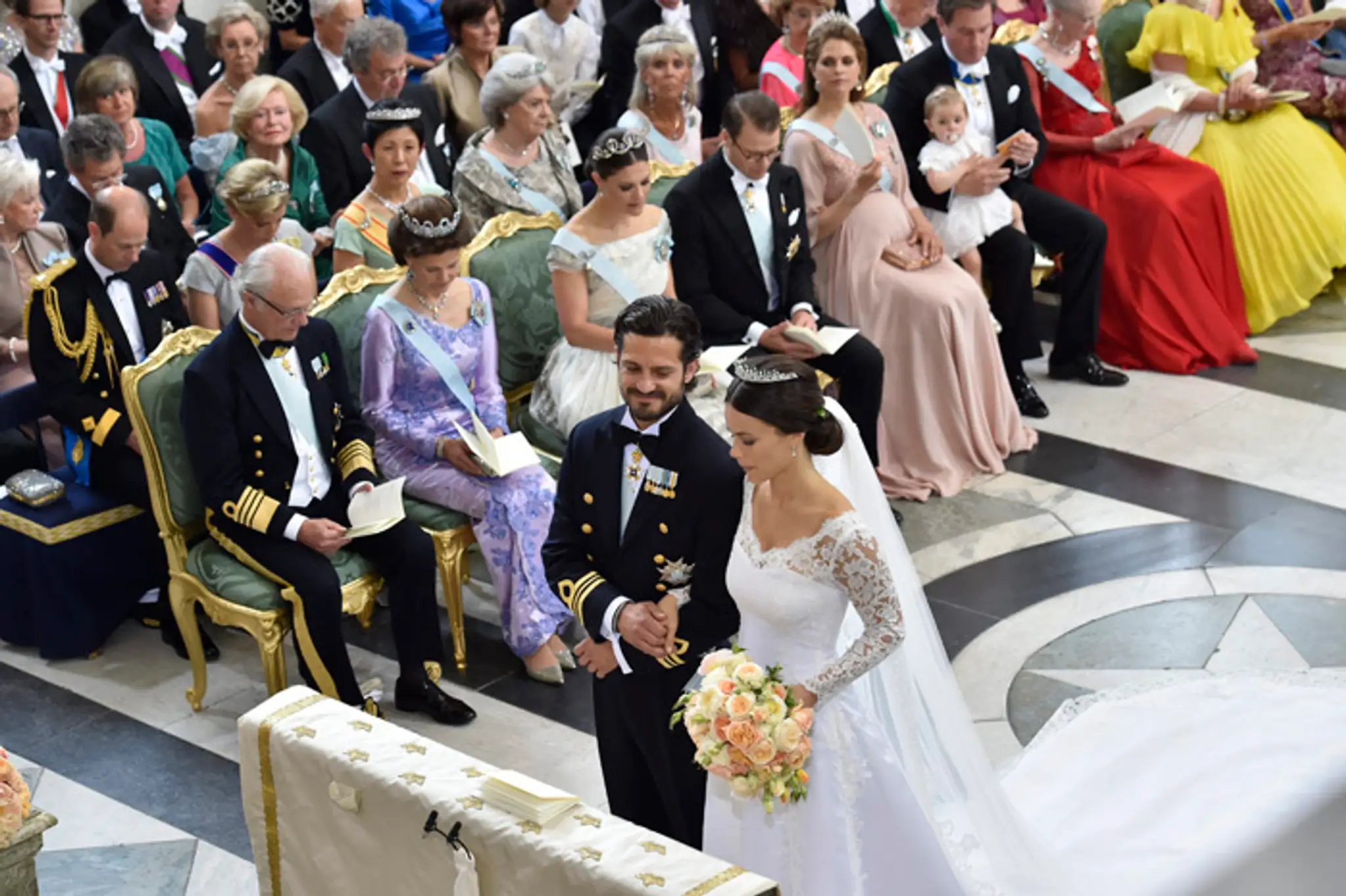 Švédsky princ Carl Philip a Sofia Hellqvistová stoja pred oltárom počas svadovného ceremoniálu v Štokholme.