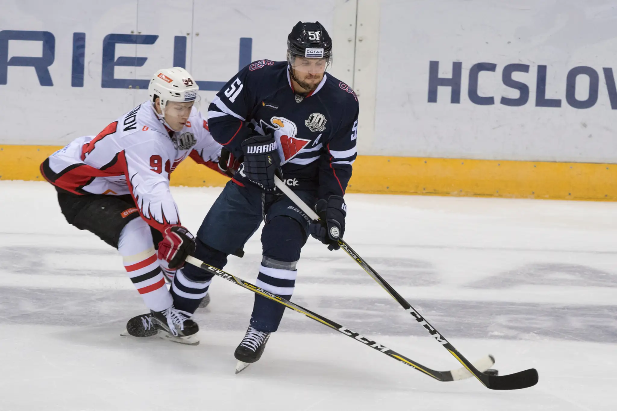 Vpravo Ivan Švarný (Slovan) a vľavo Kirill Semjonov.
