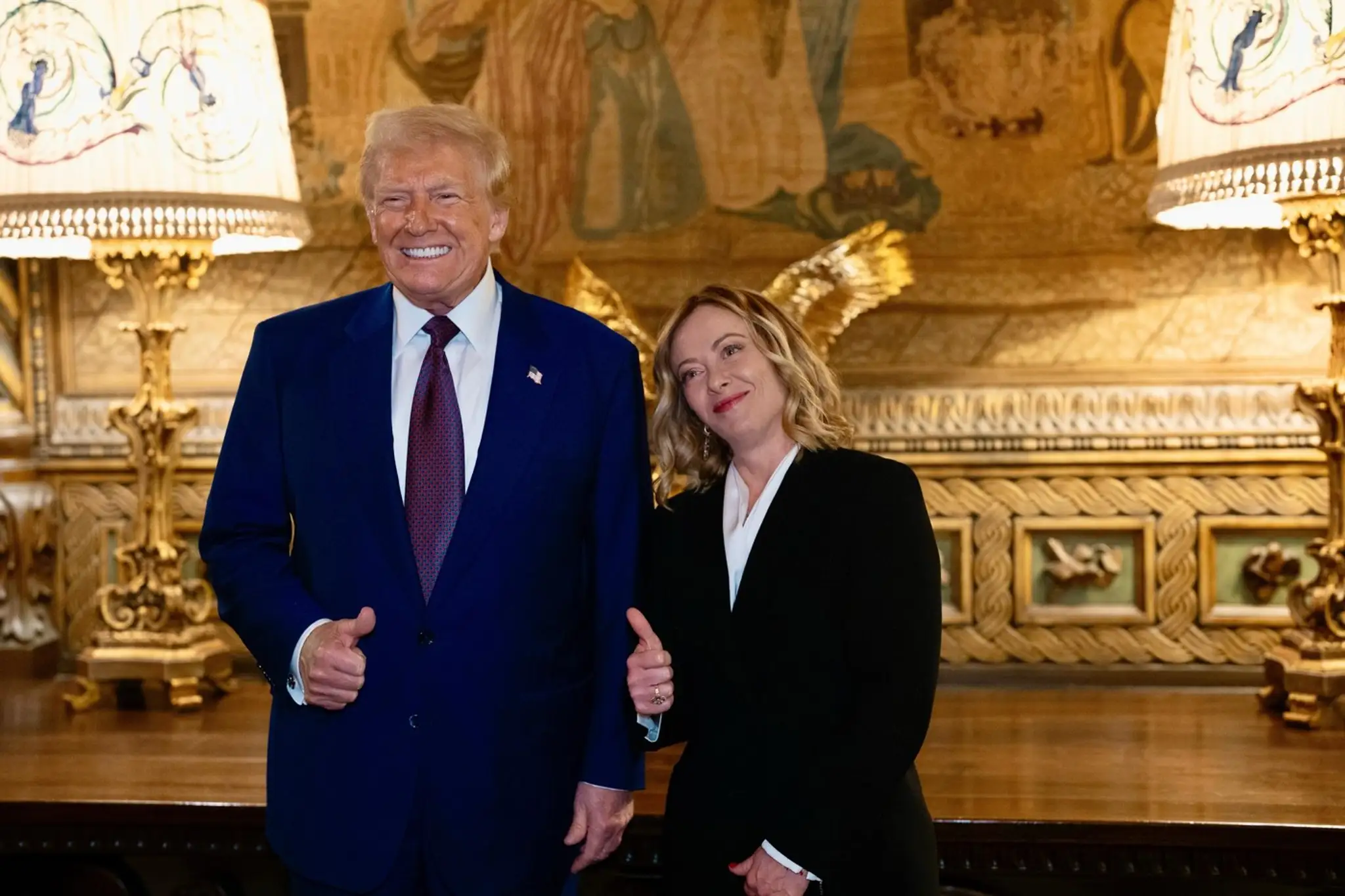 Na snímke Donald Trump a Giorgia Meloniová.