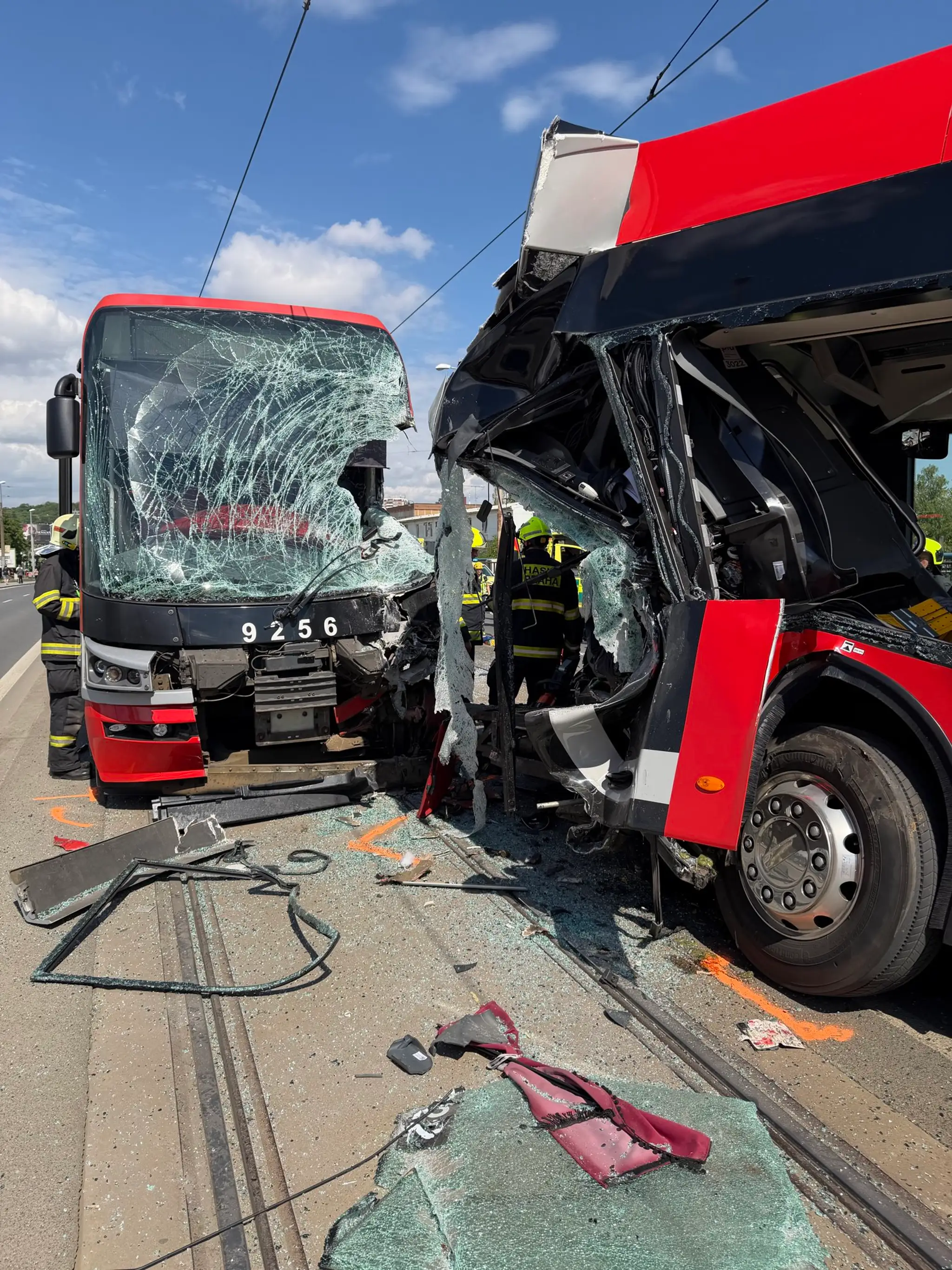 Zrážka električky s autobusom v Prahe.