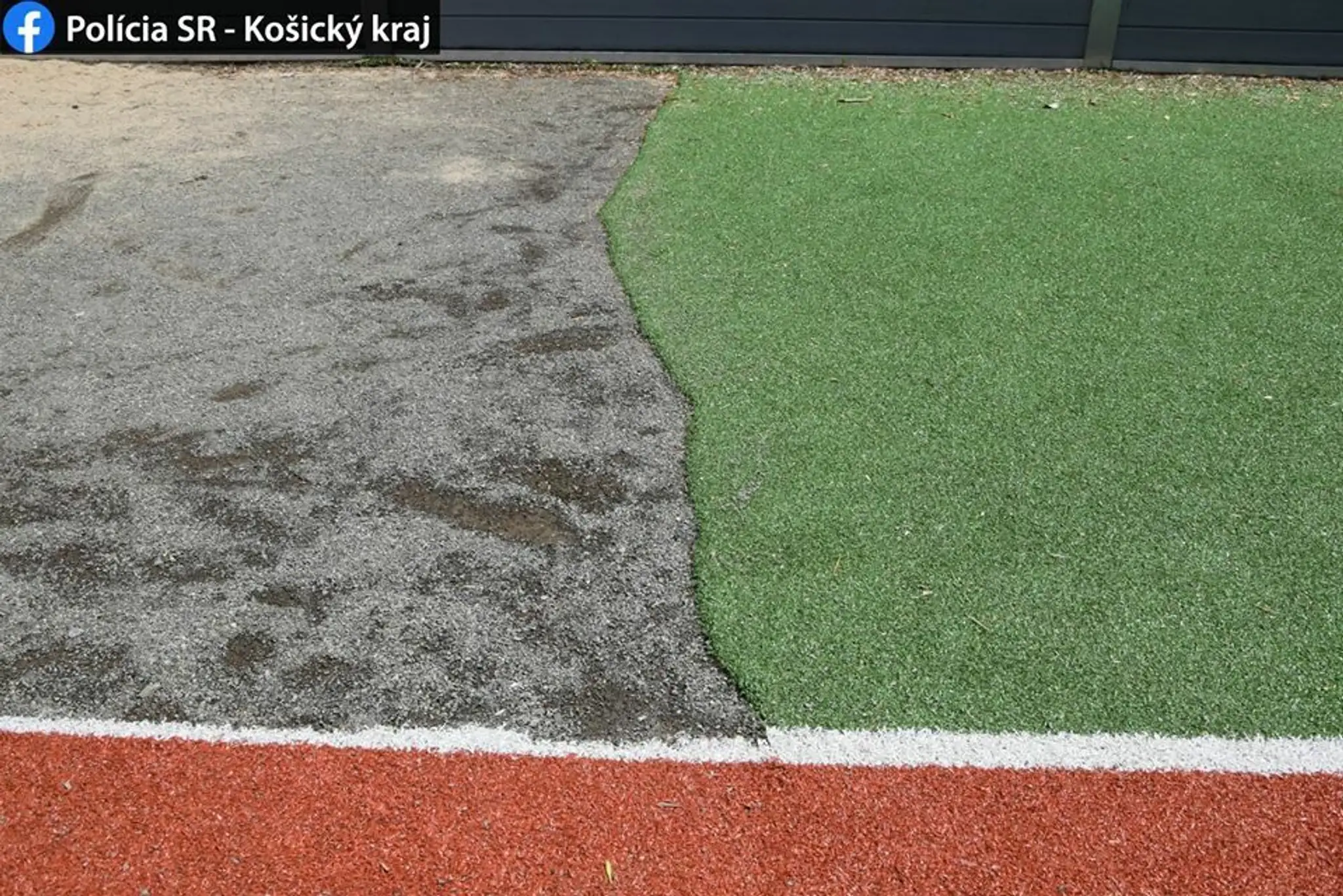 Polícia rieši kuriózny prípad. Z ihriska vzal niekto kus trávnika.