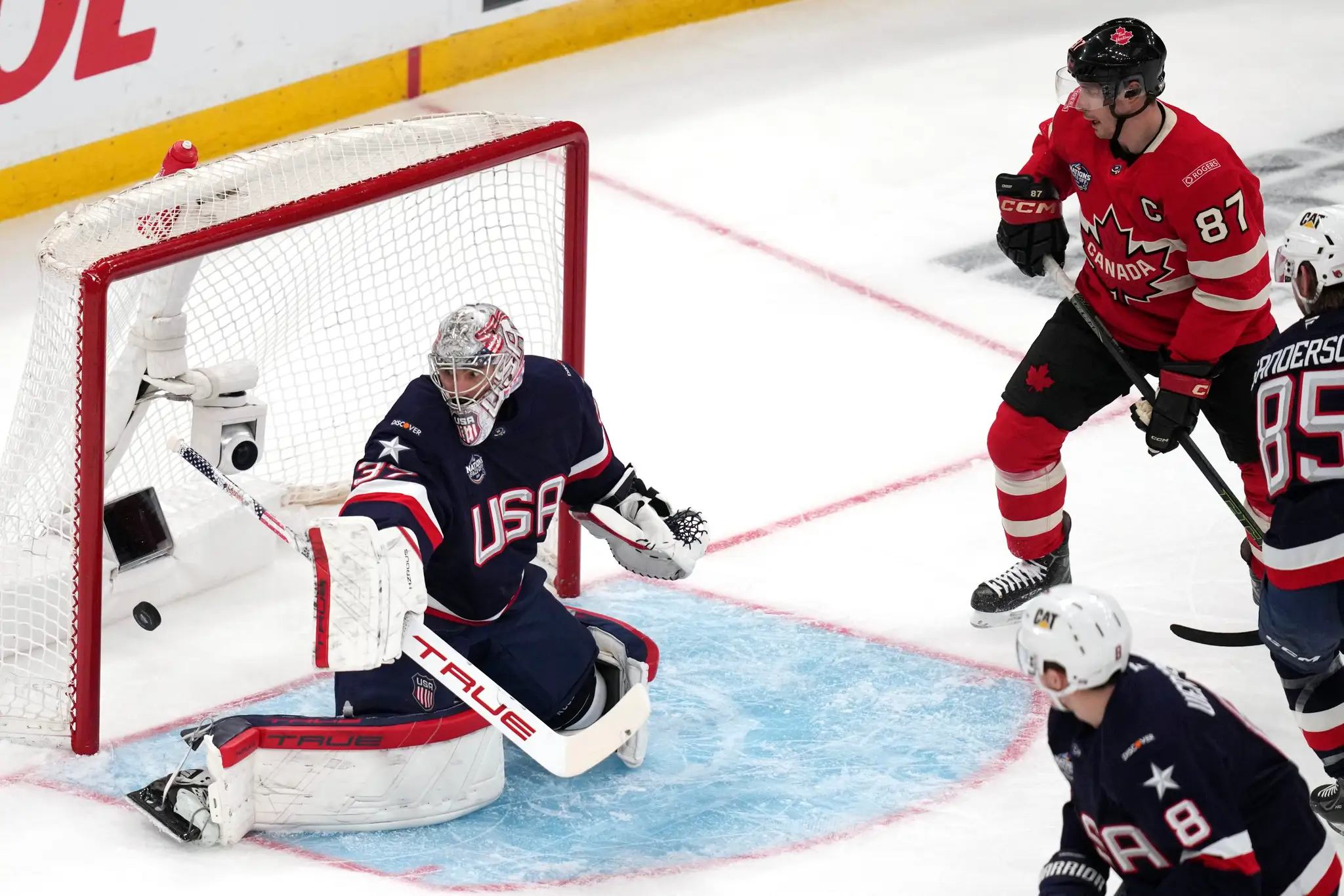 Ako prvý inkasoval Connor Hellebuyck.