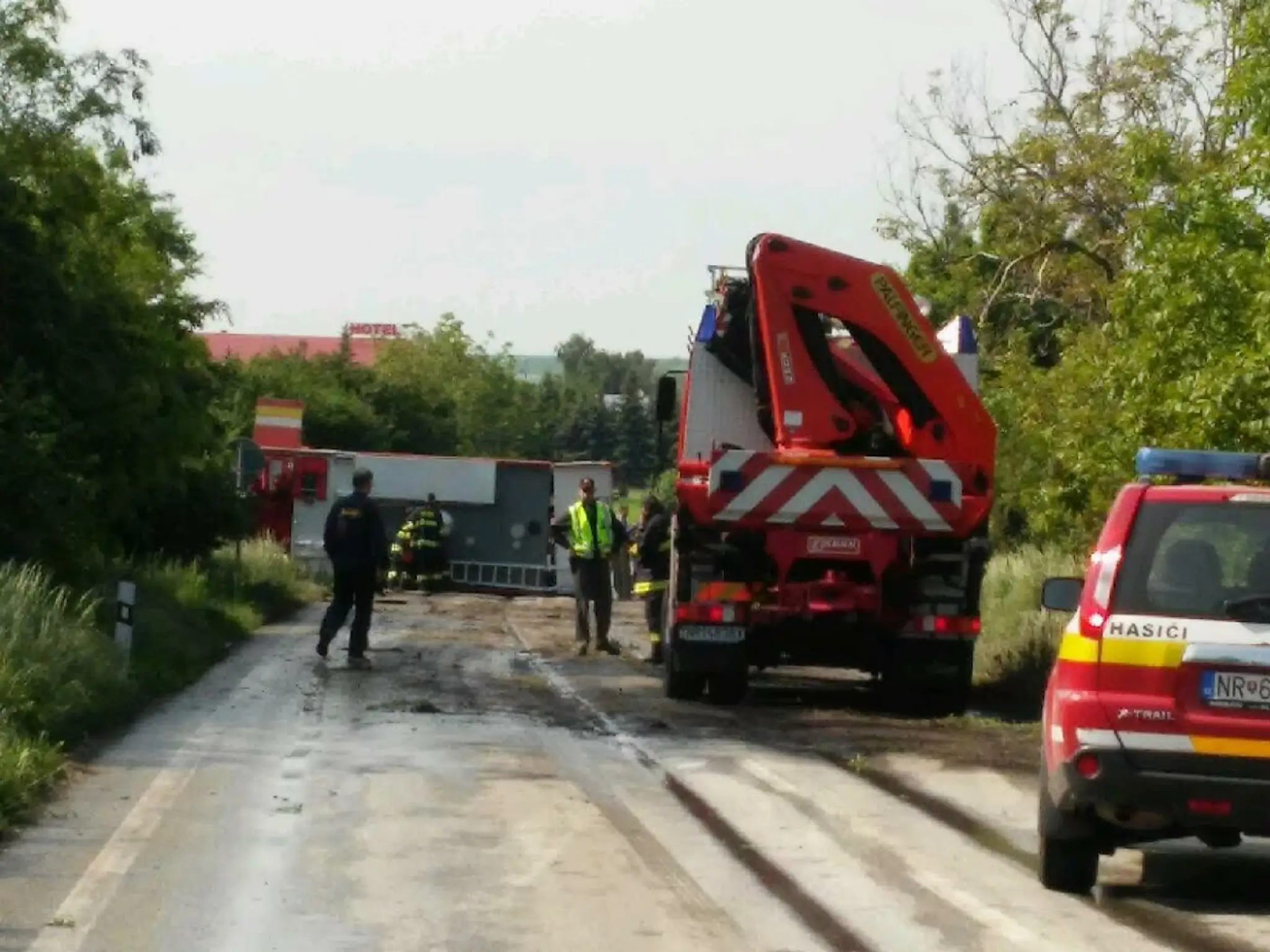 Hasičké auto skončilo na dva kusy.
