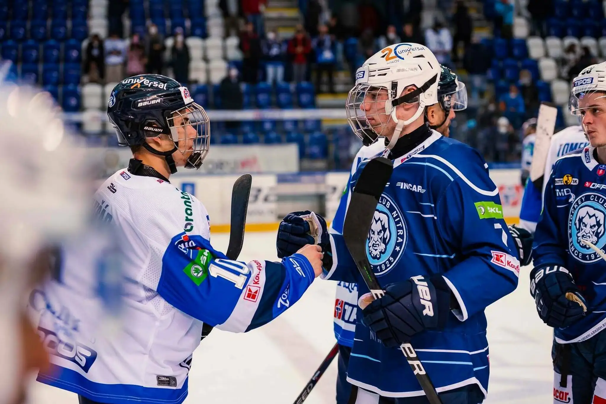 Filip Mešár (vľavo) sa po stretnutí zdraví so Šimonom Nemcom.