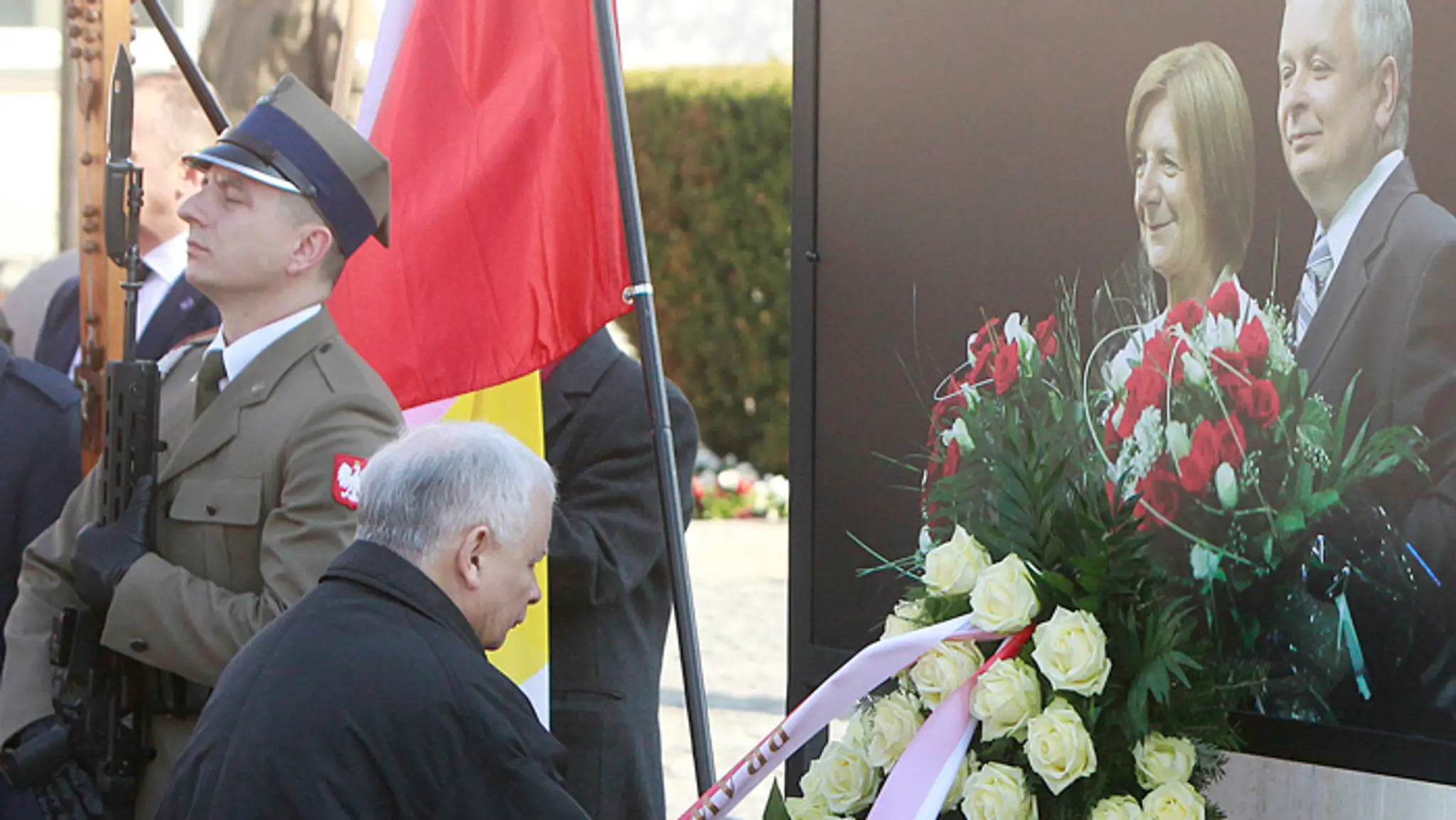 Jaroslaw Kaczynski si uctil pamiatku svojho brata a jeho manželky, ktorí zahynuli pri havárii lietadla.