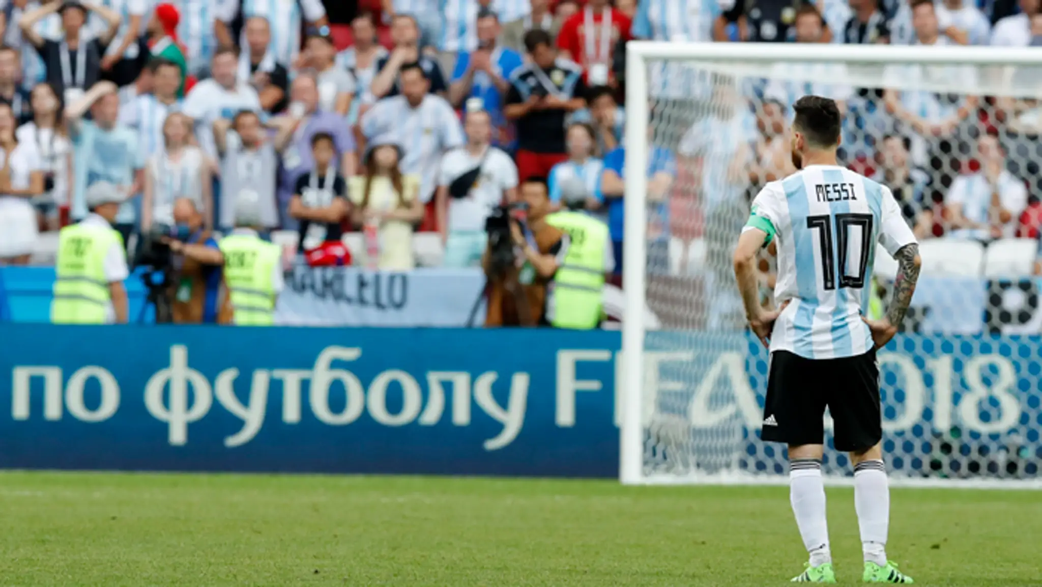 Smutný Lionel Messi po osemfinálovej prehre s Francúzskom na MS v Rusku.