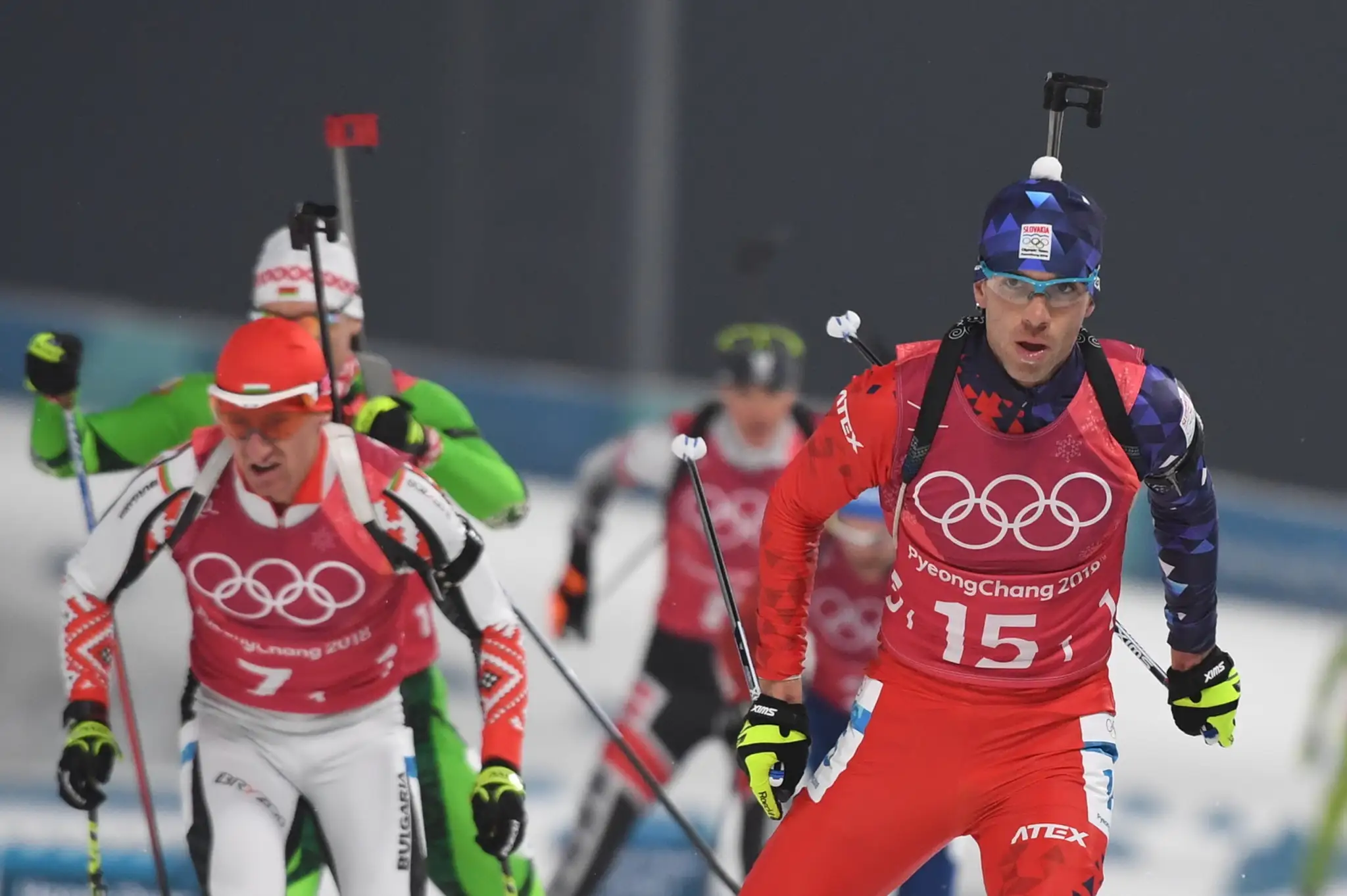 Na snímke slovenský biatlonista Matej Kazár (v popredí) počas štafety mužov na 4x7,5 km.