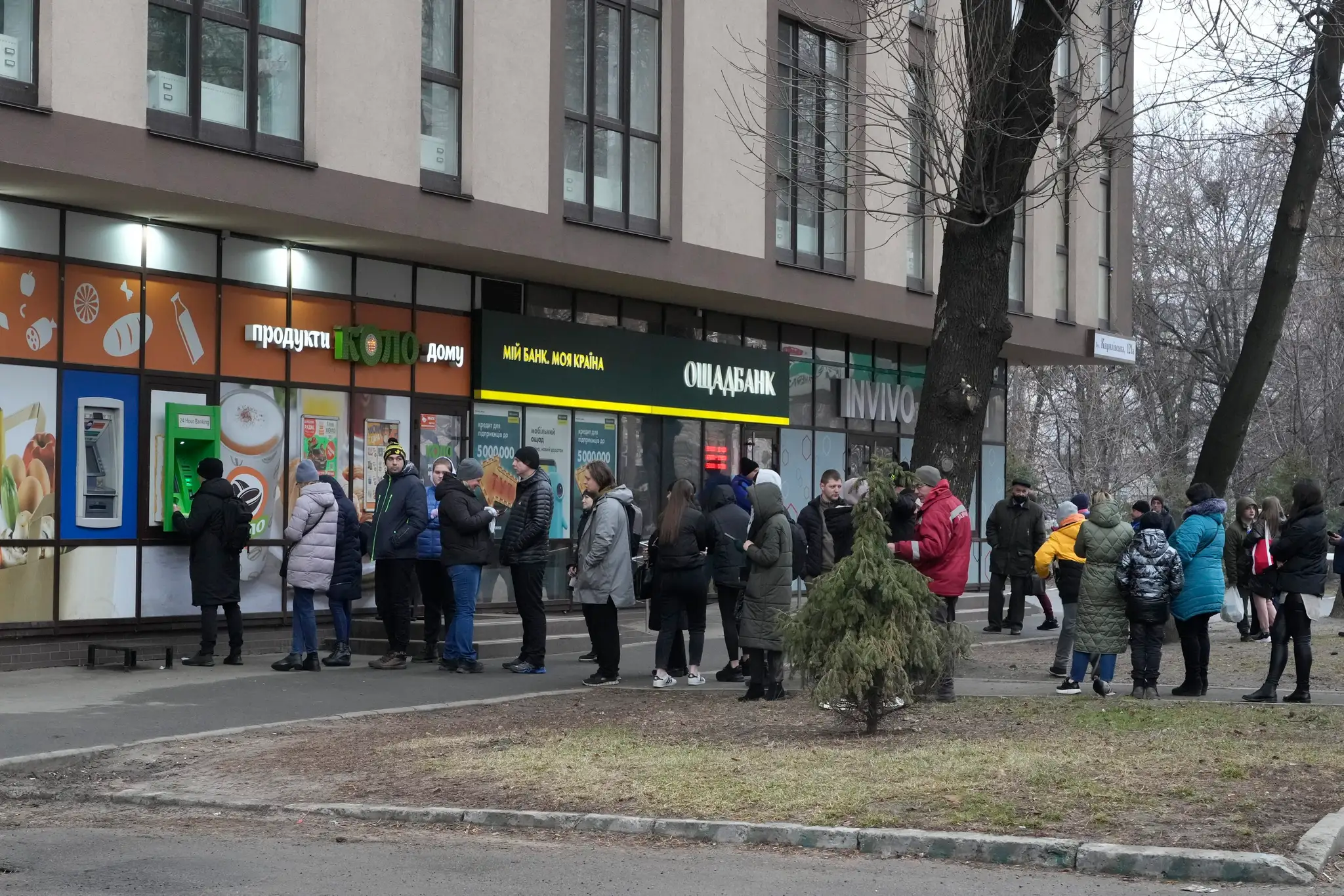 Ľudia v Kyjeve húfne vyberajú peniaze z bankomatov