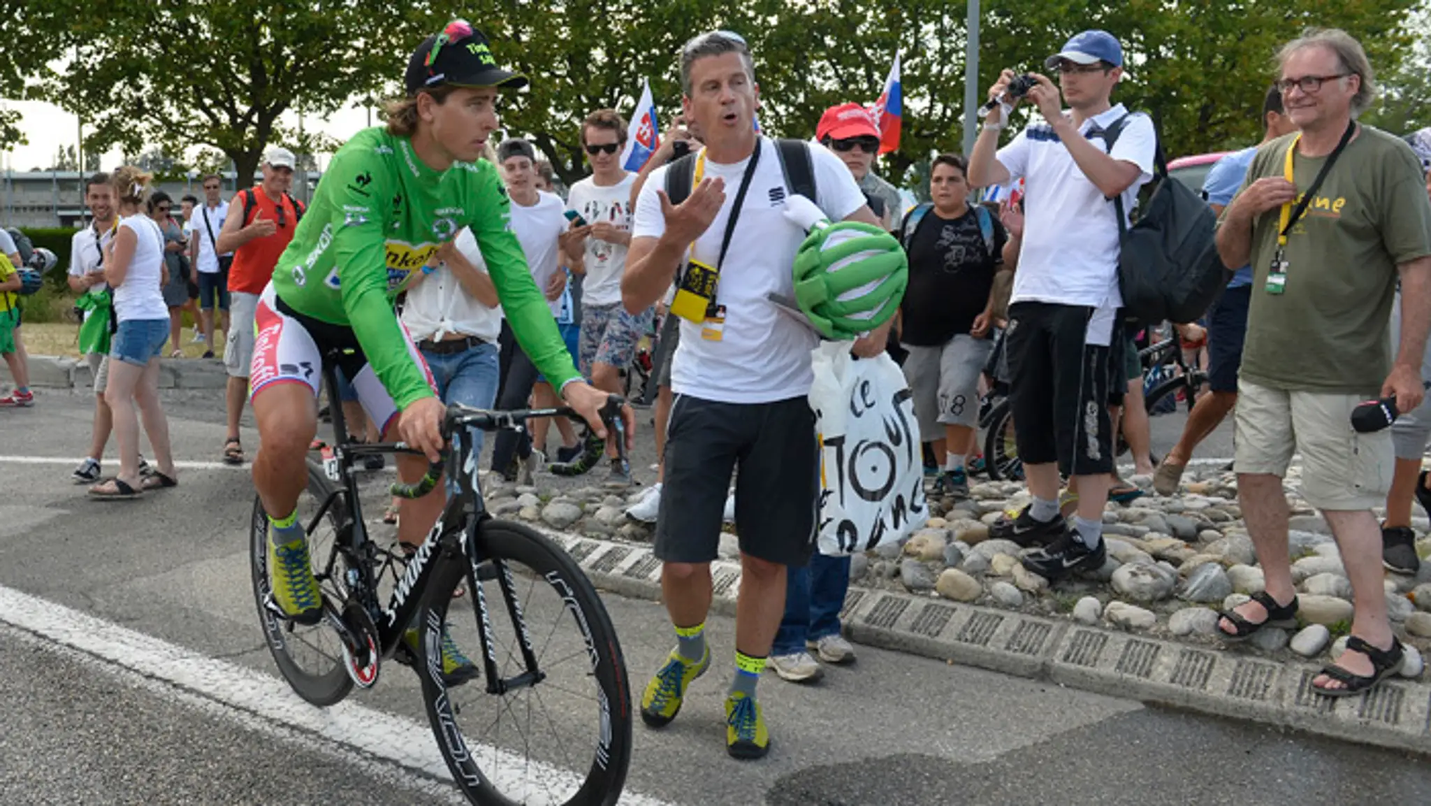 Peter Sagan v obklopení slovenských fanúšikov.