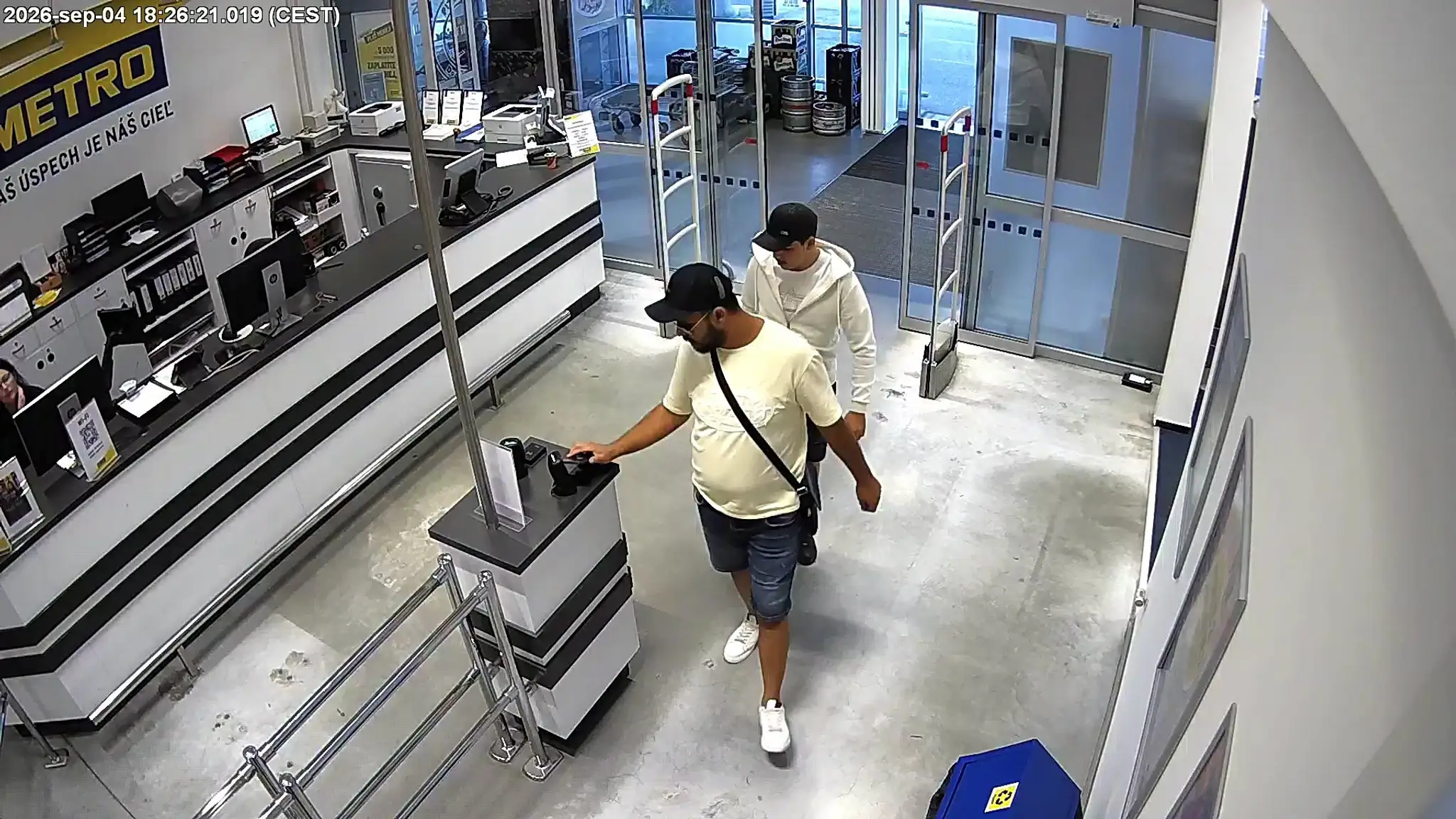 Polícia pátra po totožnosti mužov