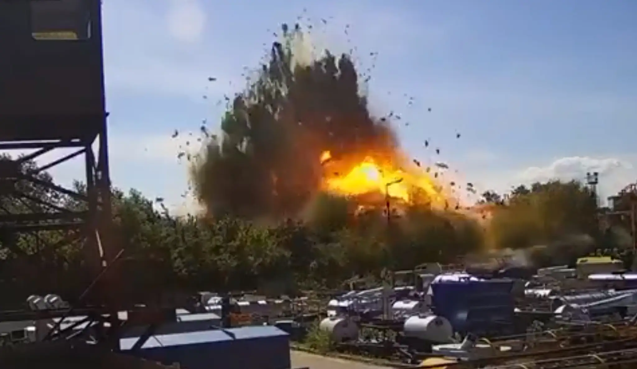 Moment, keď ruská raketa zasiahla ukrajinské nákupné centrum.