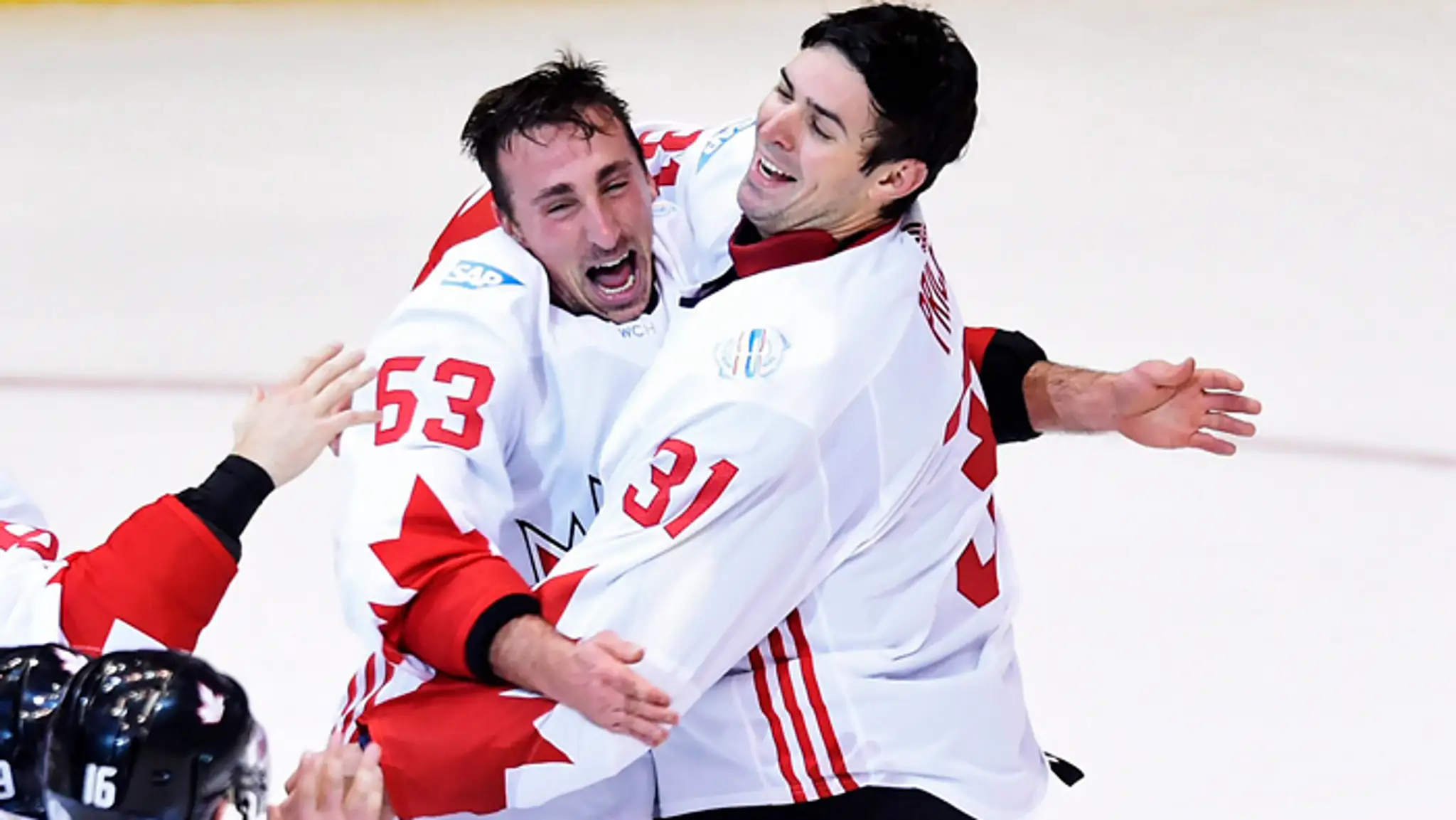 Brad Marchand a brankár Kanada Carey Price sa teší po víťazstve na SP.