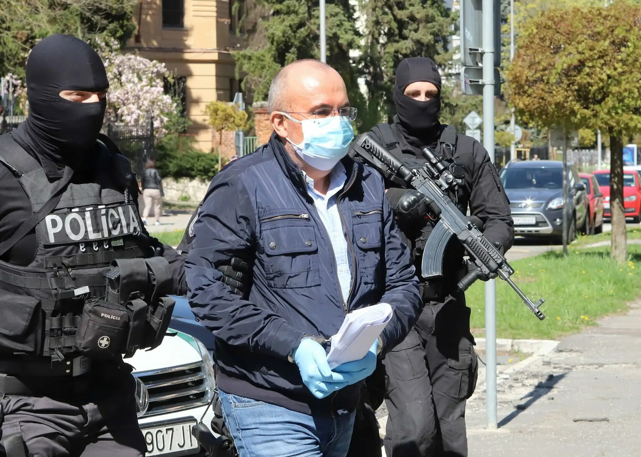 Muž prechádza cez prechod pre chodcov na prázdnej ulici v Teheráne.