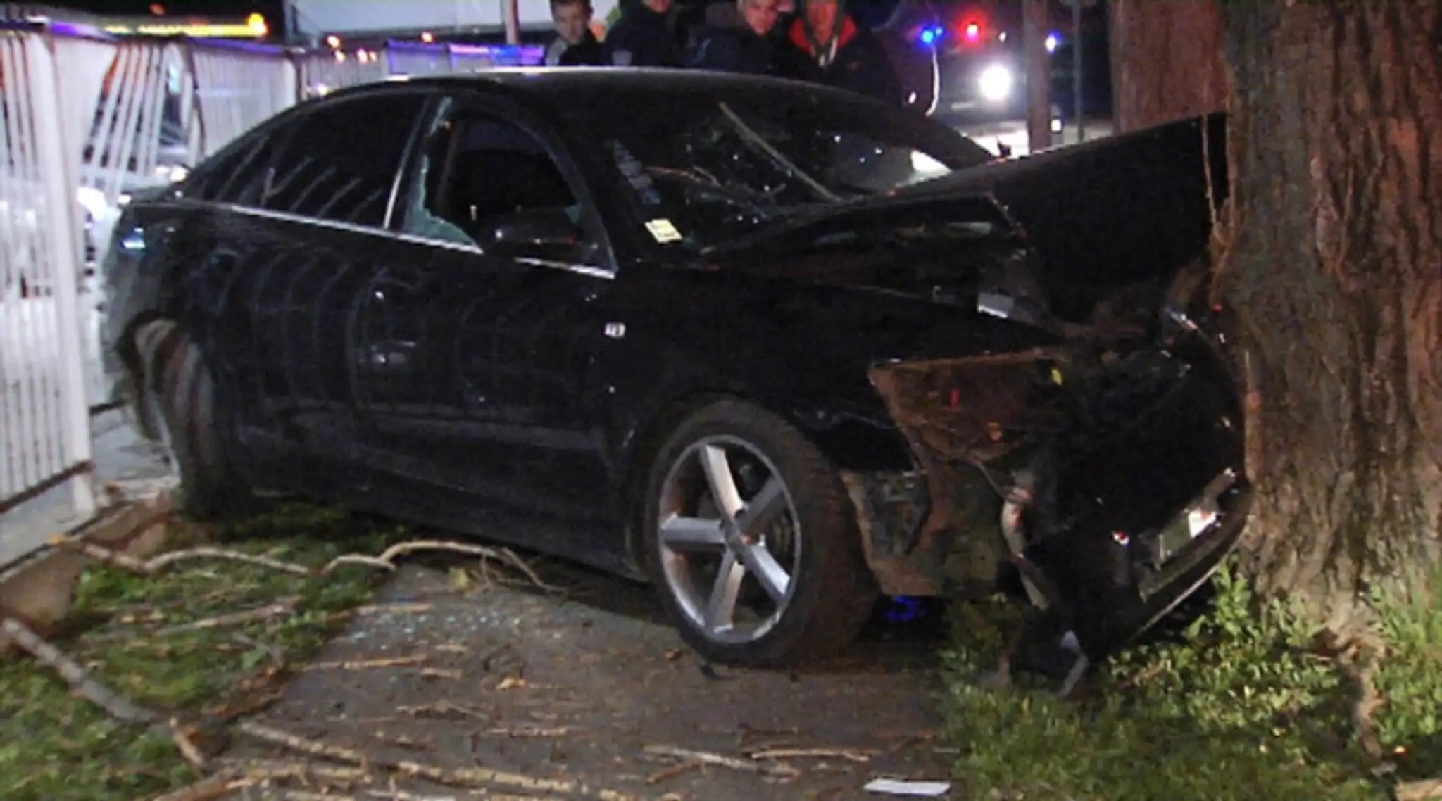 Auto skončilo po nehode v Hlohovci v strome.