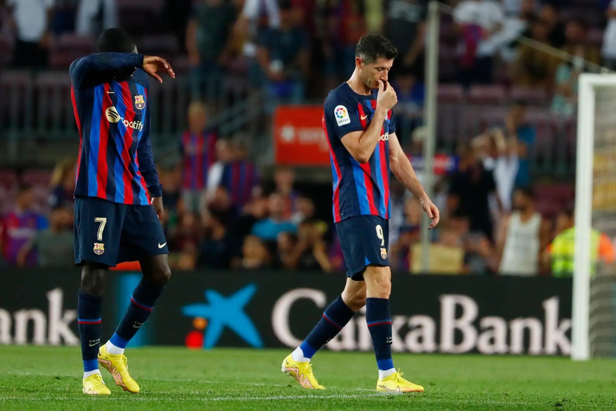 Zľava Ousmane Dembele a Robert Lewandowski z Barcelony reagujú po dueli proti Vallecanu.