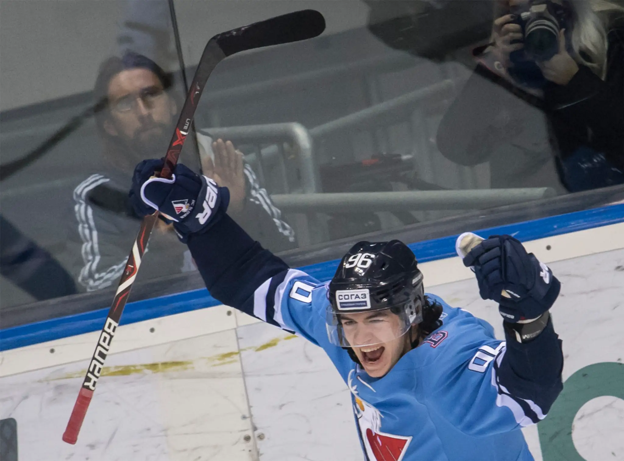 Brankár Jakub Štěpánek (Slovan) a vpravo Brandom McMillan (Riga).