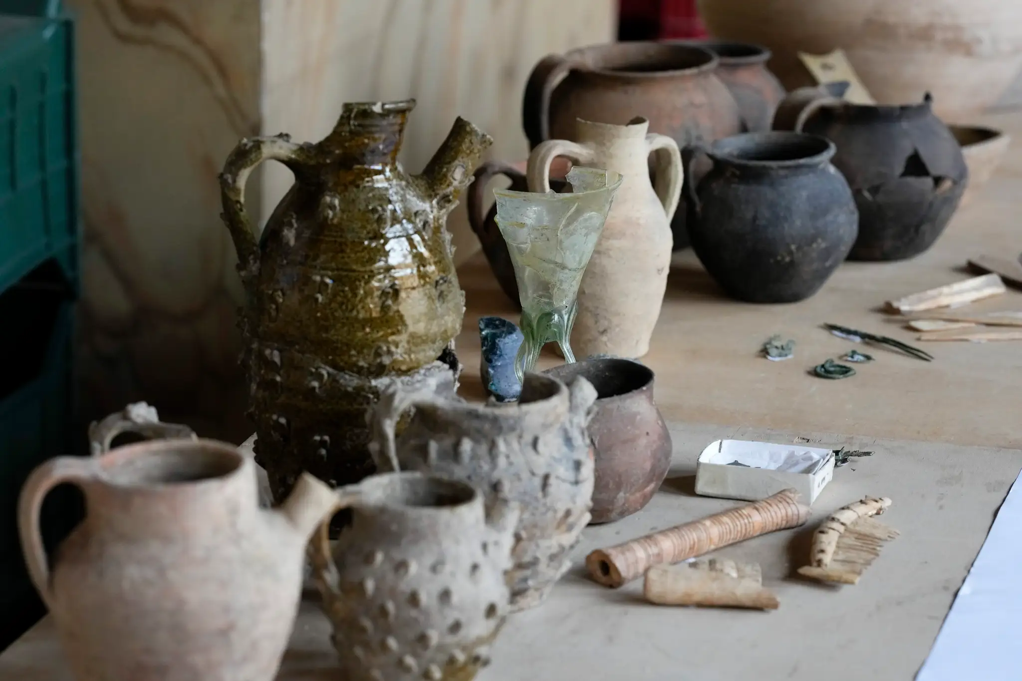 Stredoveké artefakty z 10. až 14. storočia n. l. pochádzajúce z vykopávok Nerovho divadla