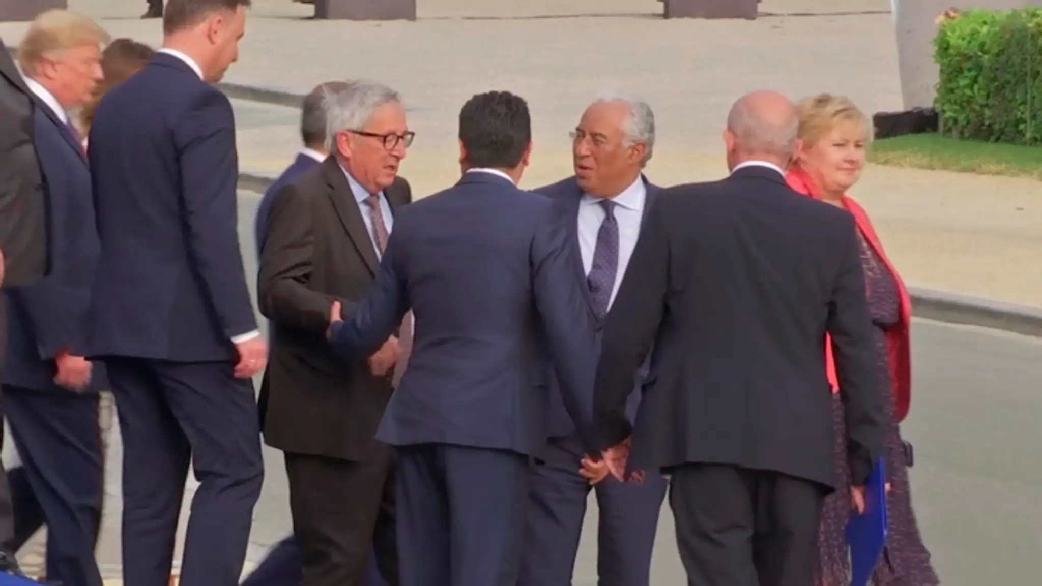 Predsedovi Európskej komisie Jean-Claudovi Junckerovi pomáhali druhí politici.