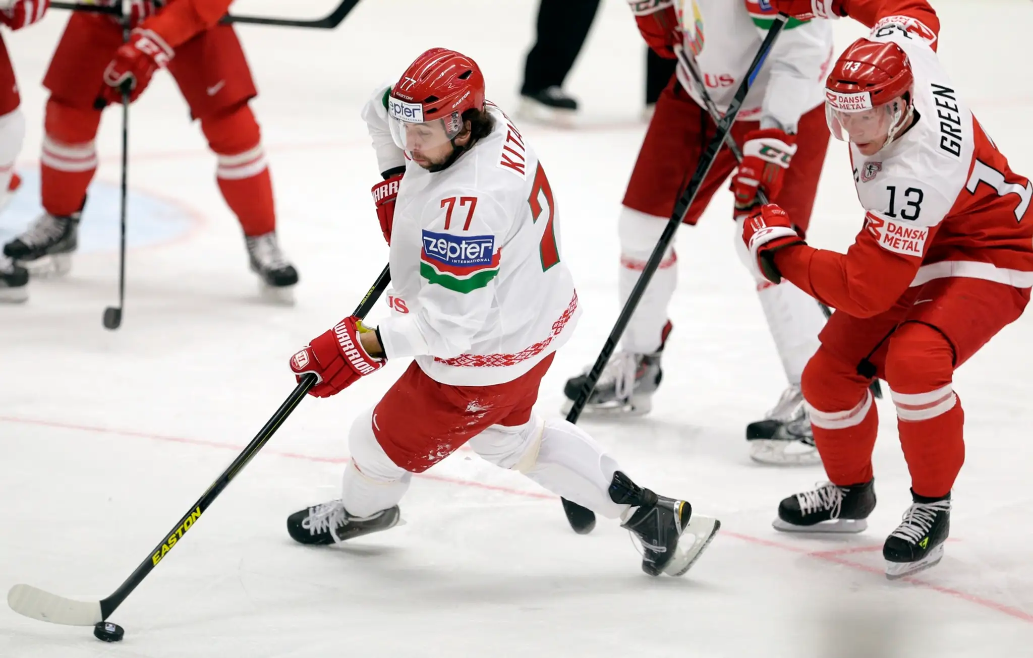 Bielorus Alexander Kitarov sa snaží uniknúť Dánovi Mortenovi Greenovi.