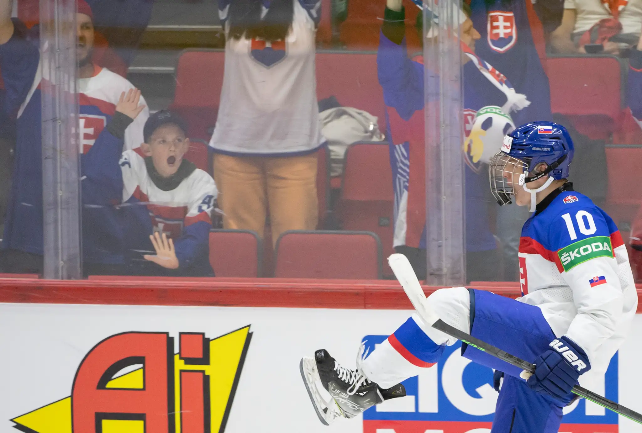 Na snímke slovenský hokejista Adam Sýkora oslavuje svoj premiérový gól počas šiesteho zápasu základnej A-skupiny Slovensko - Taliansko.