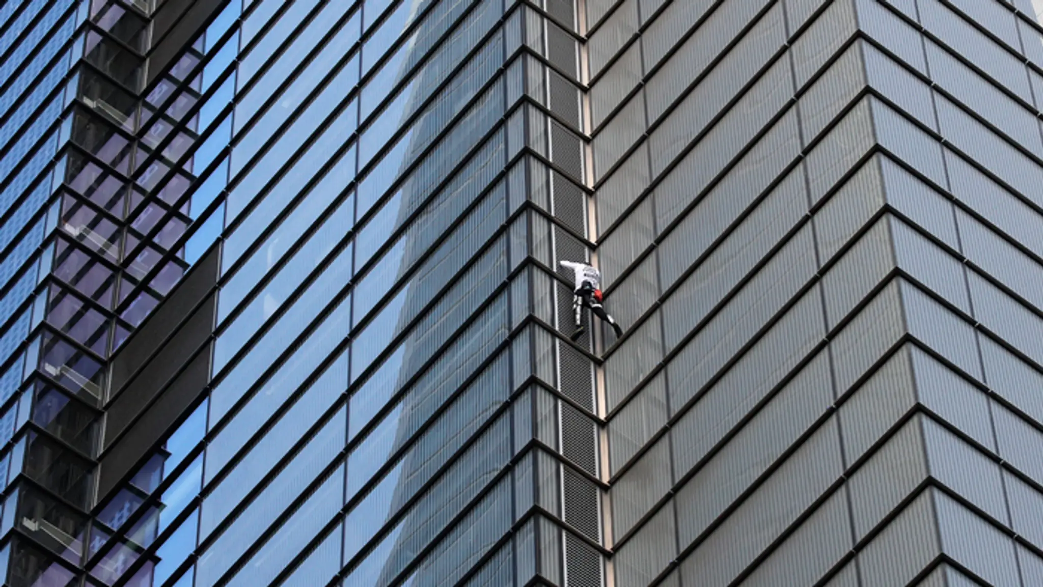 Alain Robert sa bez istenia vyšplhal na jednu z najvyšších budov v Londýne.