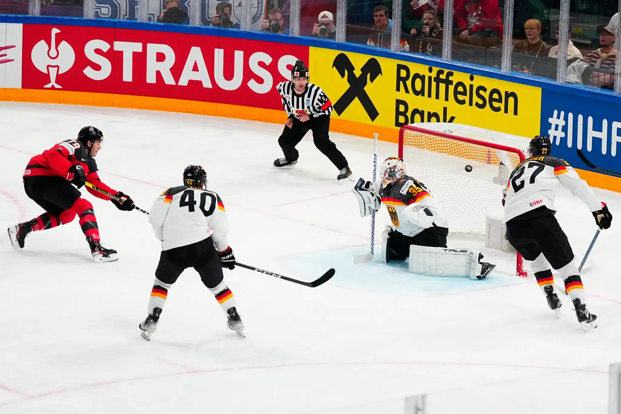 Kanaďan Samuel Blais prekonáva nemeckého gólmana Mathiasa Niederbergera vo finále MS 2023.