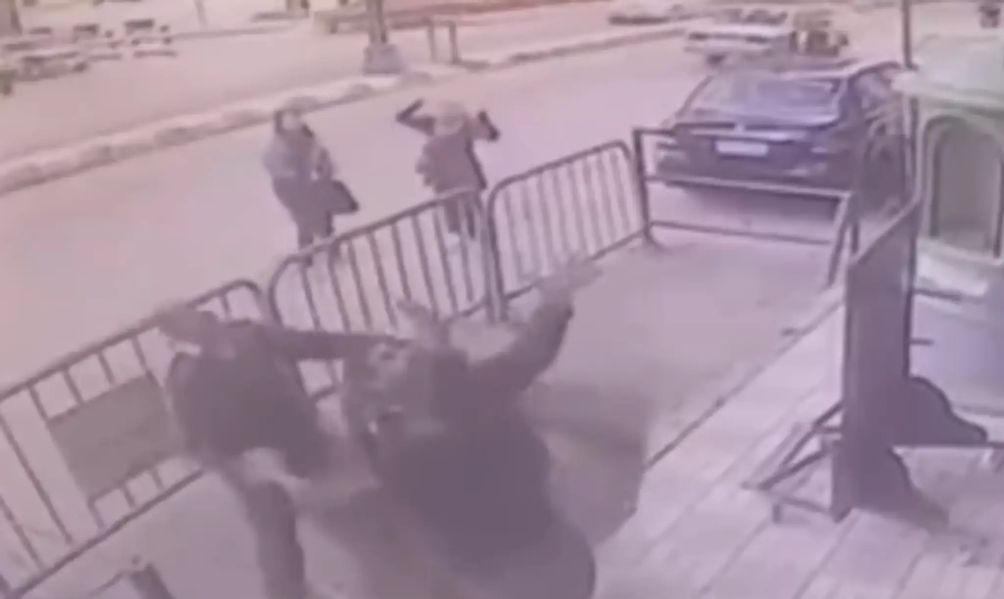Policajti chytili padajúce dieťa z tretieho poschodia