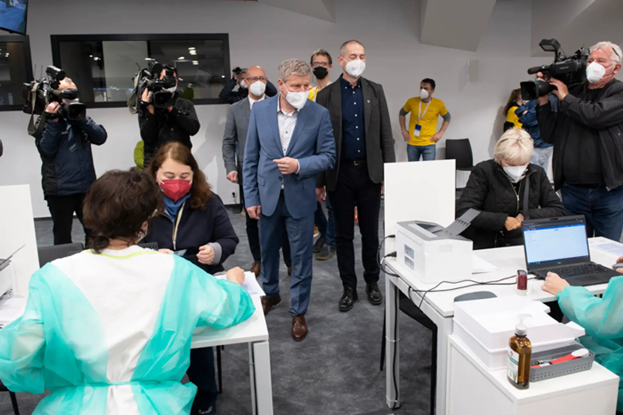 Minister zdravotníctva Vladimír Lengvarský počas návštevy veľkokapacitného vakcinačného centra v priestoroch NFŠ.