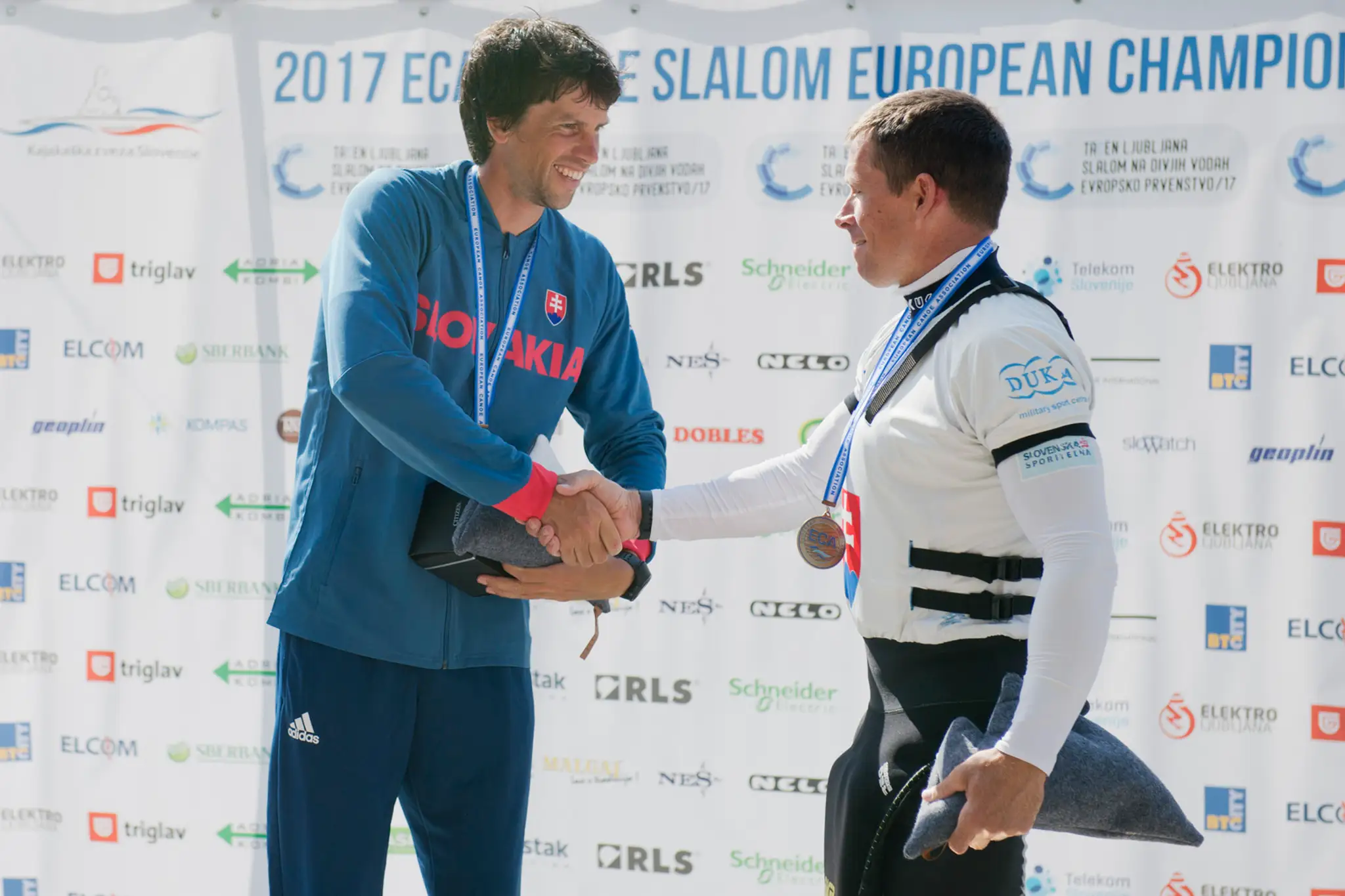 Alexander Slafkovský a Michal Martikán na pódiu.