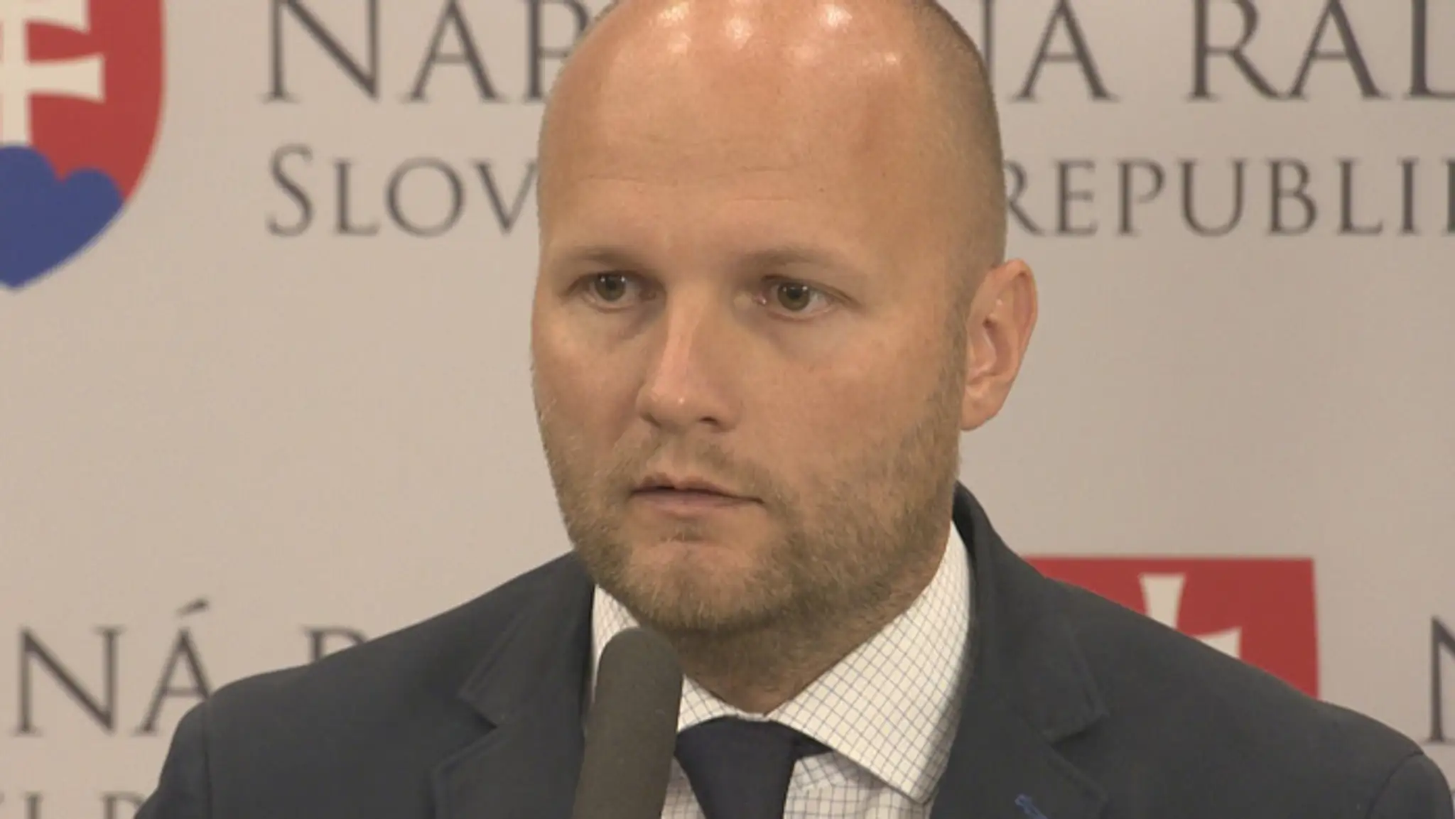 Kouč Ruska Stanislav Čerčesov v kvalifikácii ME 2020 v San Maríne.