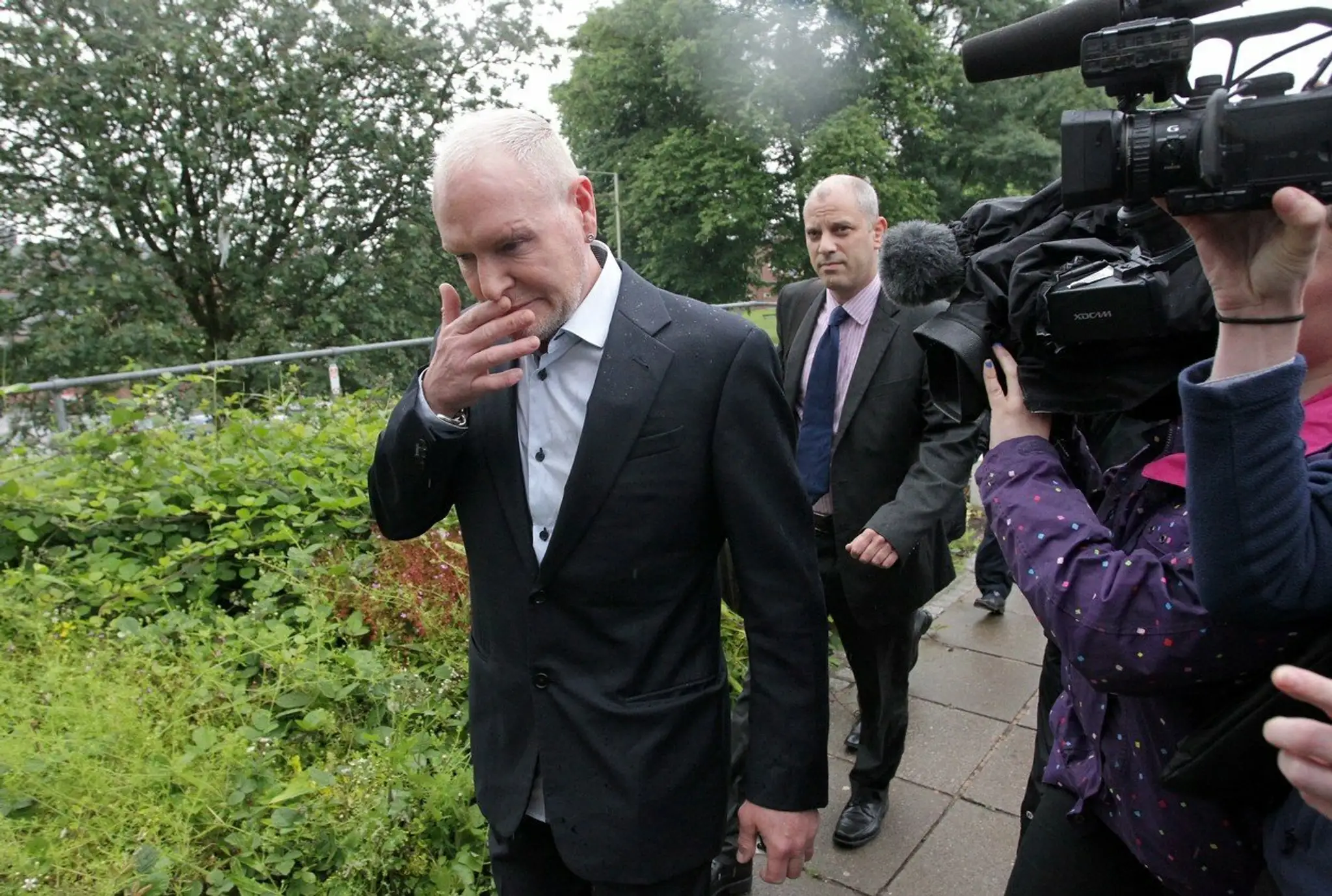 Paul Gascoigne uteká pred novinármi.