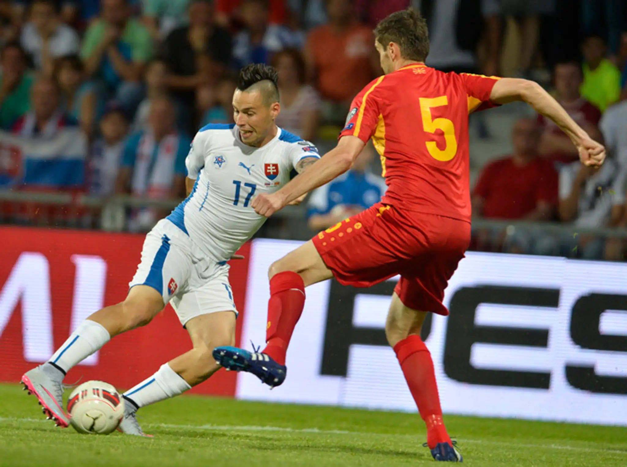 Marek Hamšík a Macedónec Daniel Mojsov v boji o loptu.