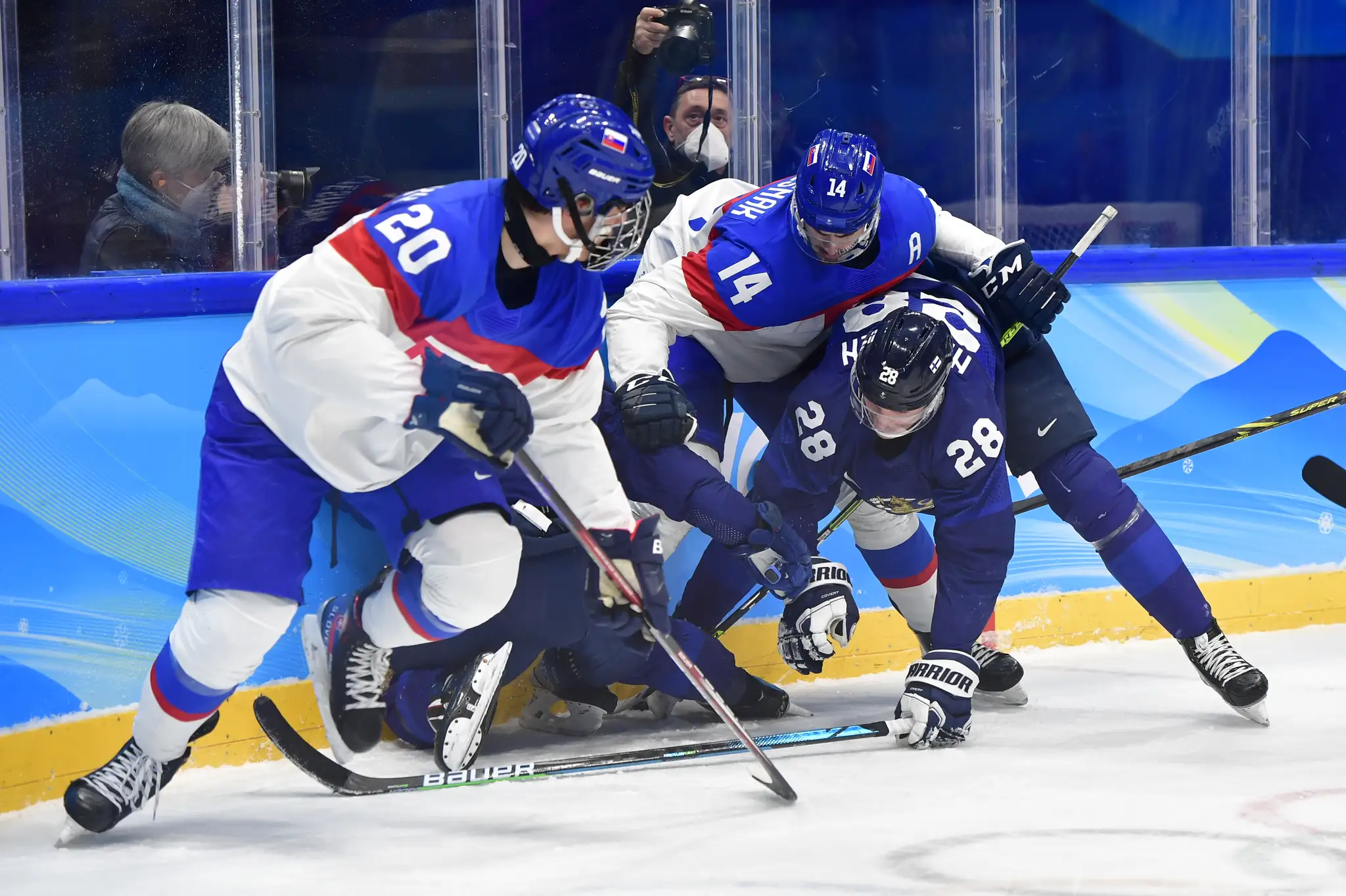 Zľava Juraj Slafkovský a Peter Čerešňák a Joonas Nättinen (Fínsko) v semifinále ZOH 2022.