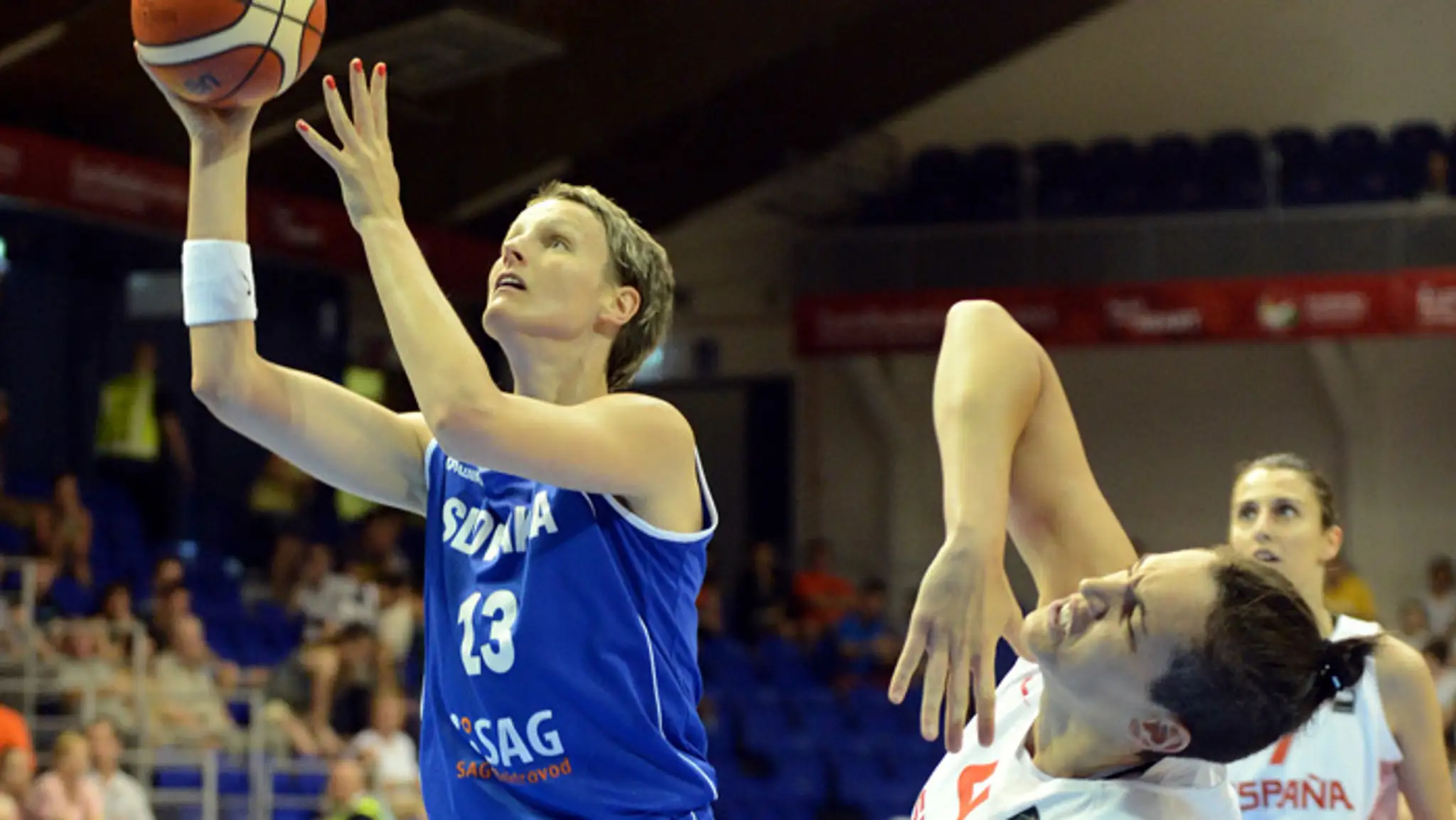  Anna Jurčenková (vľavo) a hráčka Španielska Laura Nichollsová. 