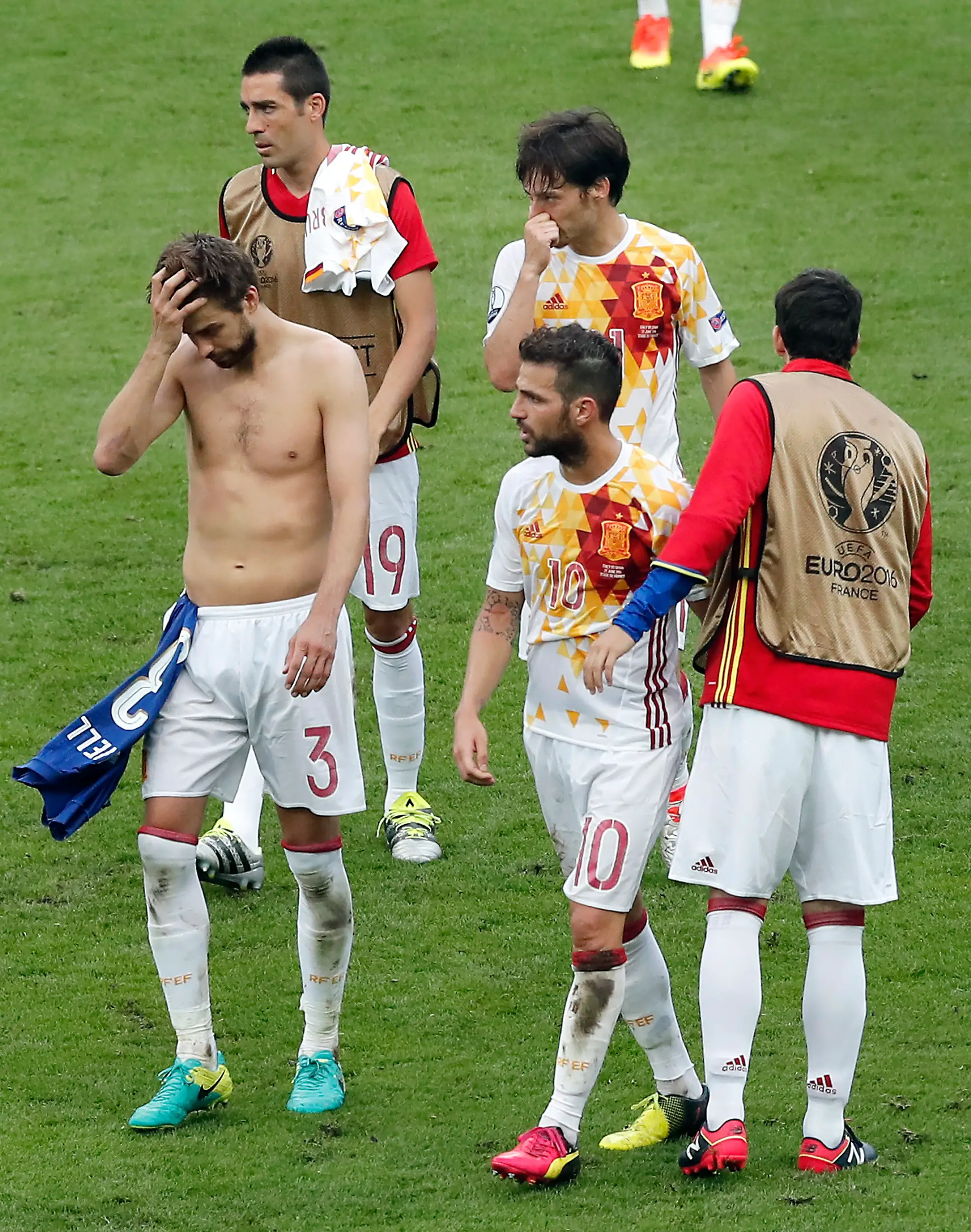 Sklamaní španielski futbalisti po osemfinálovej prehre 0:2 s Talianskom na ME.