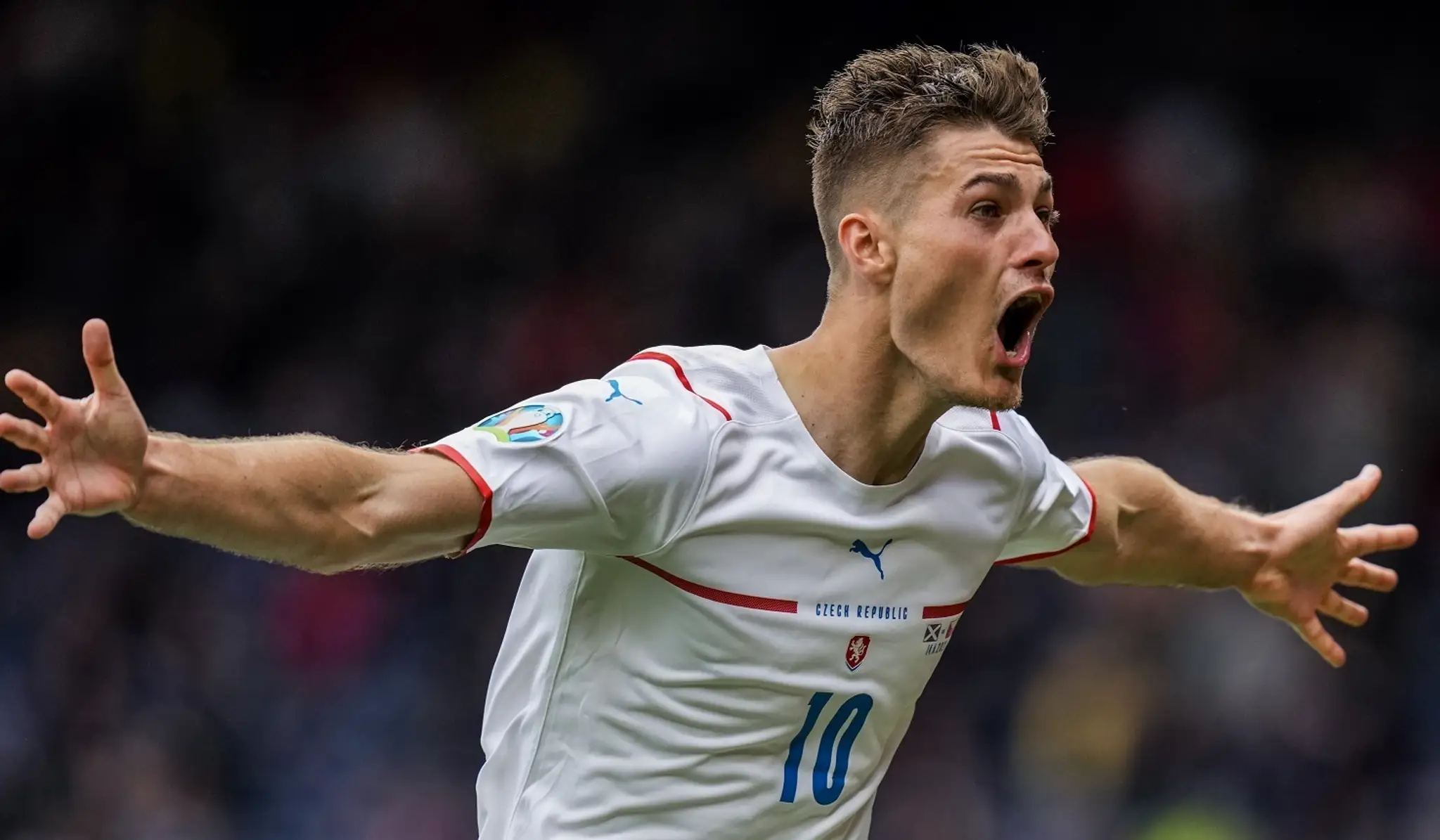 Český futbalista Patrik Schick sa teší zo svojho druhého gólu.
