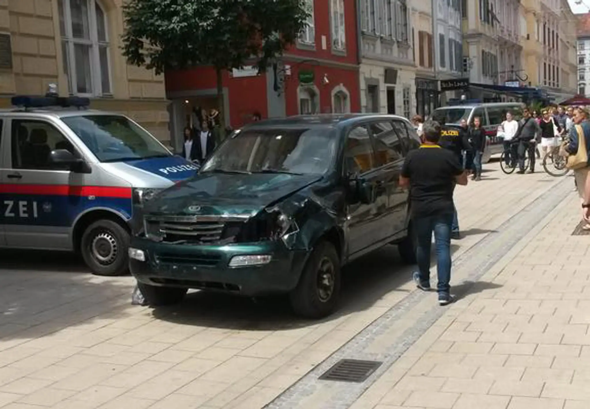 Auto, ktore vrazalo v Grazi do ludi.