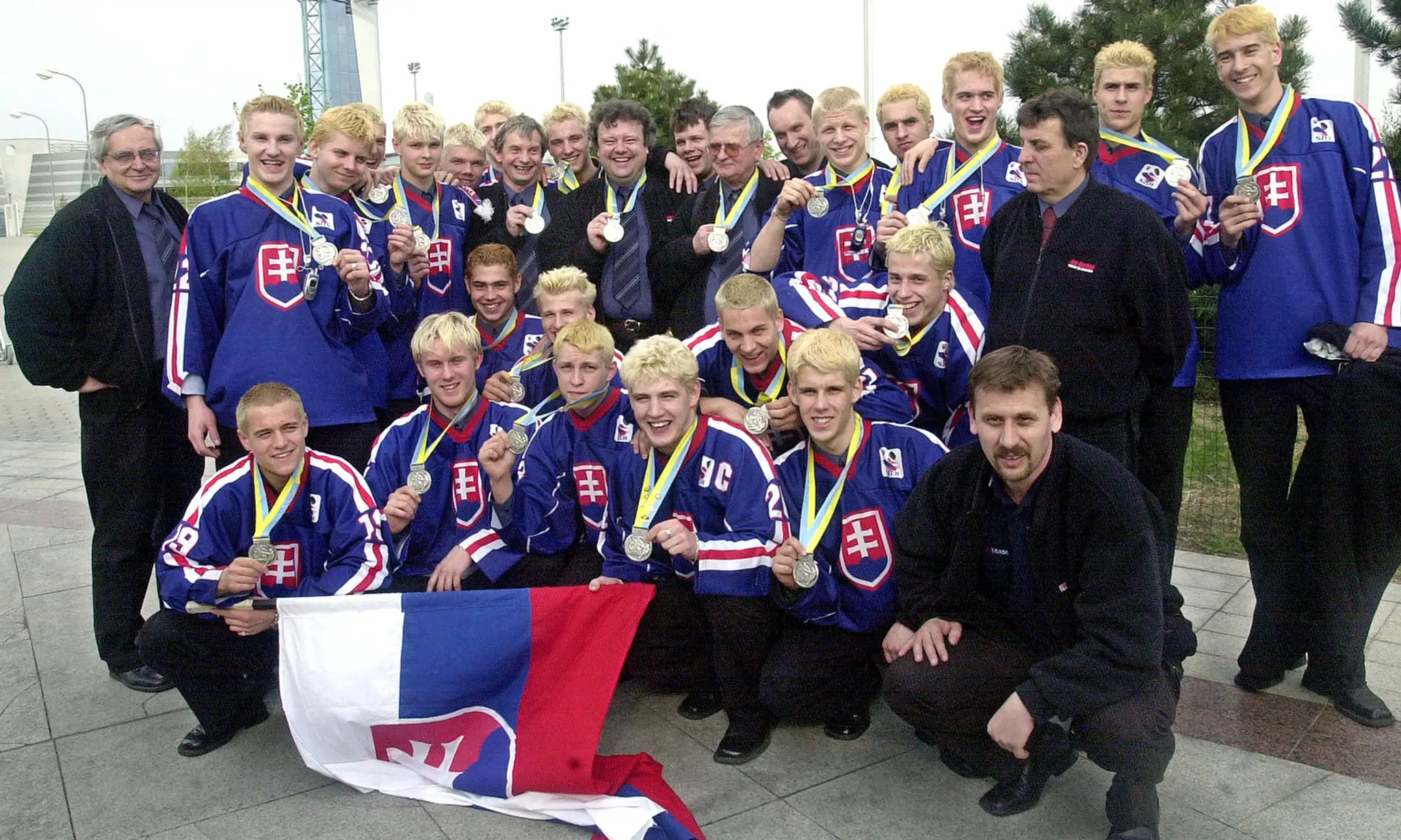 Slovenská hokejová reprezentácia do 18 rokov so striebrom z MS v roku 2003.